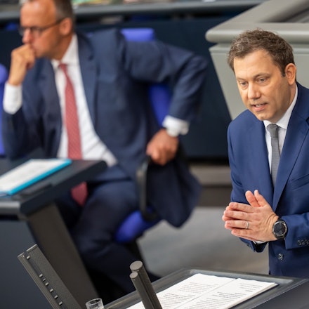 Lars Klingbeil verspricht Verbesserungen bei Infrastruktur und Bildung durch höhere Investitionen, finanziert durch steigende Schulden.