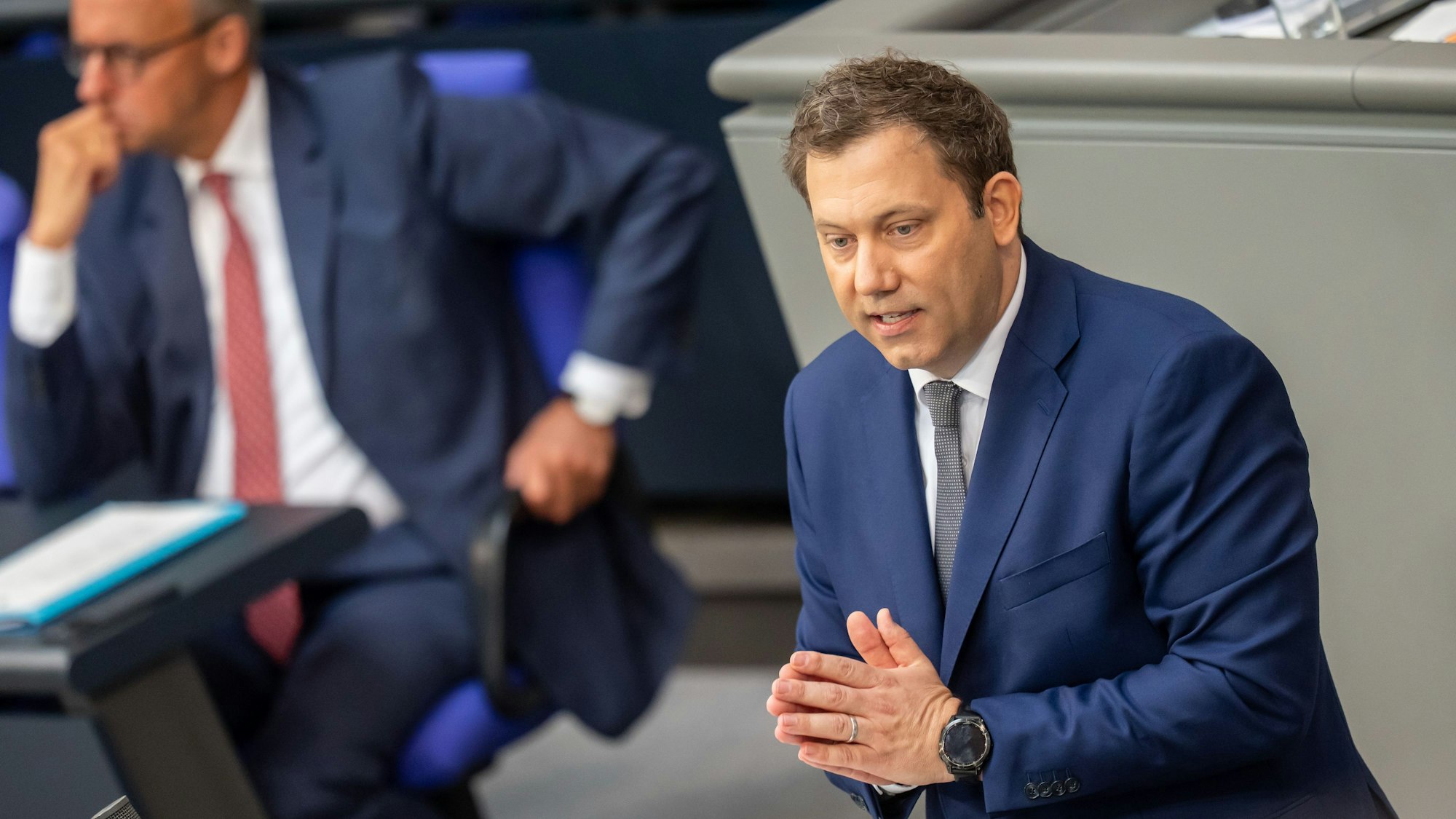 Lars Klingbeil verspricht Verbesserungen bei Infrastruktur und Bildung durch höhere Investitionen, finanziert durch steigende Schulden.