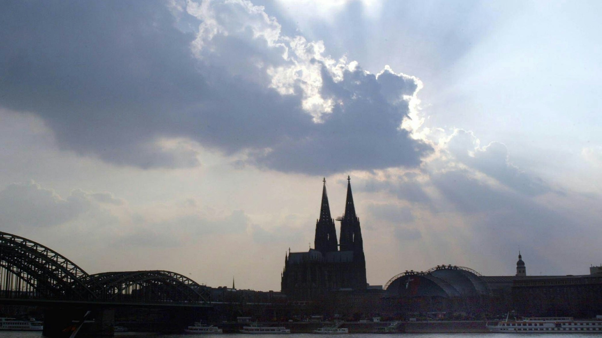 Dienstag noch grau, ab Mittwoch mehr Sonne und trockene Abschnitte bei angenehmen Temperaturen.
