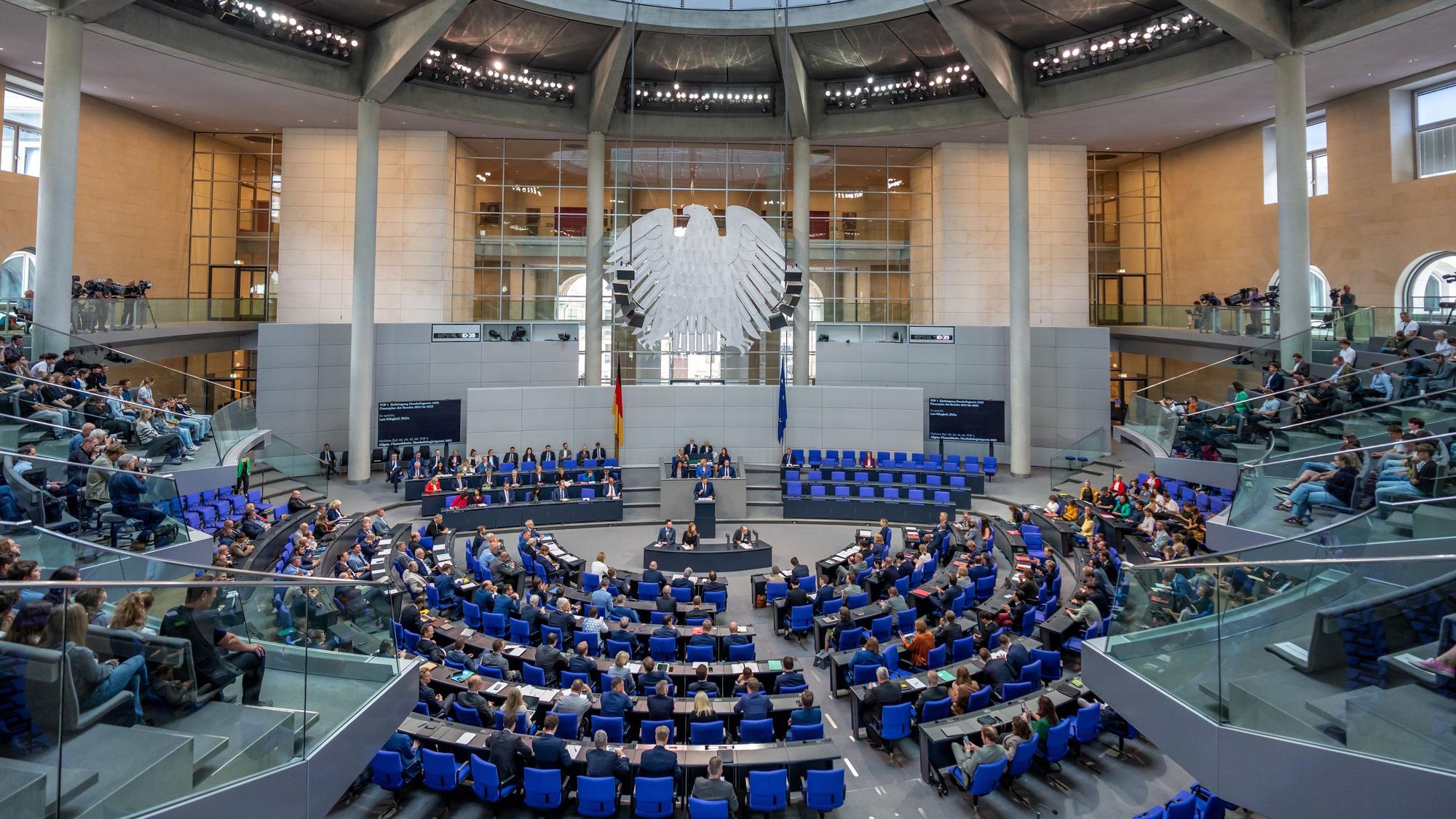 Lars Klingbeil (SPD), Bundesminister der Finanzen, spricht im Bundestag bei den Haushaltsberatungen zur Einbringung des Entwurfs für den Bundeshaushalt 2025.