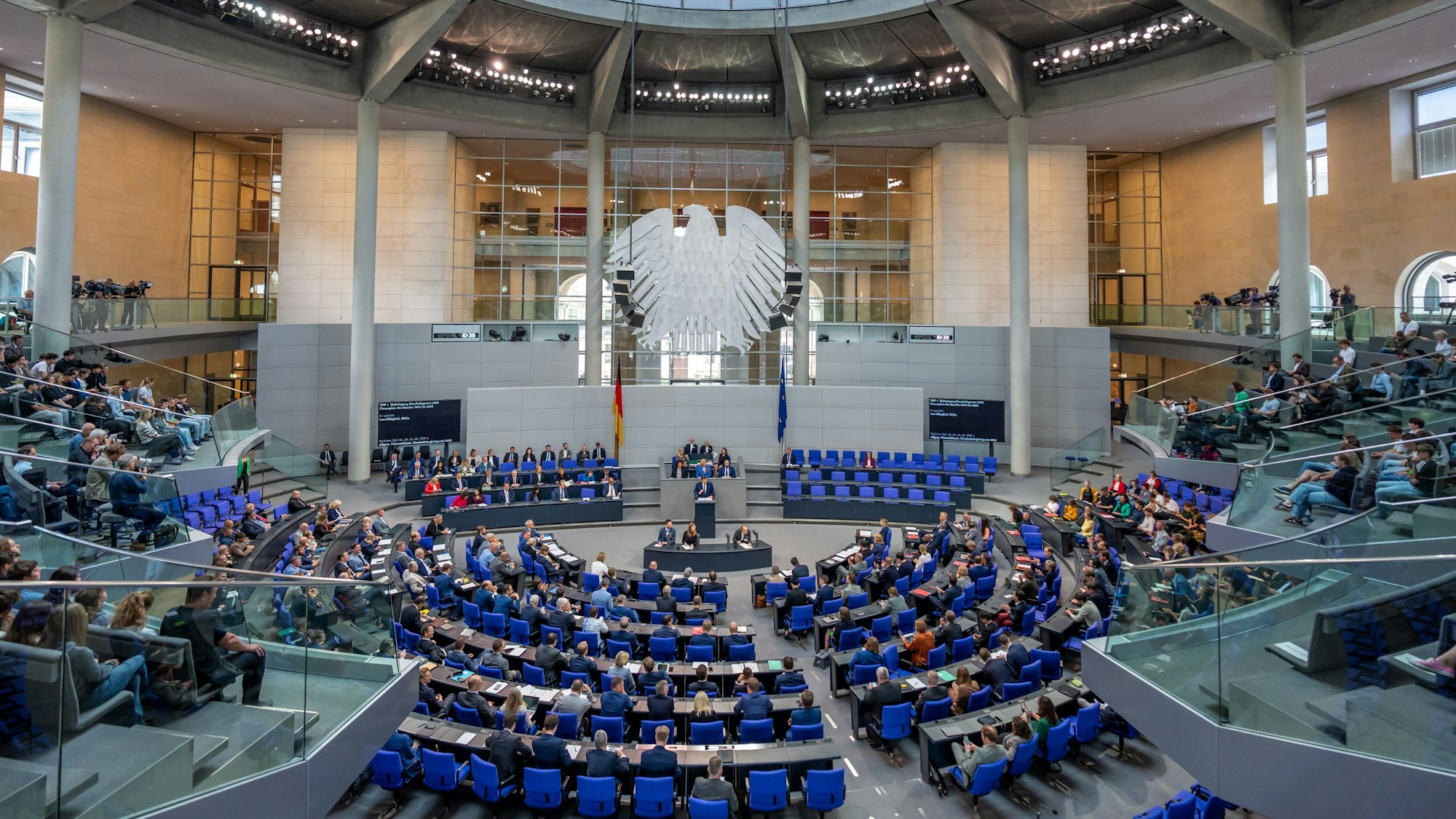 Lars Klingbeil (SPD), Bundesminister der Finanzen, spricht im Bundestag bei den Haushaltsberatungen zur Einbringung des Entwurfs für den Bundeshaushalt 2025.