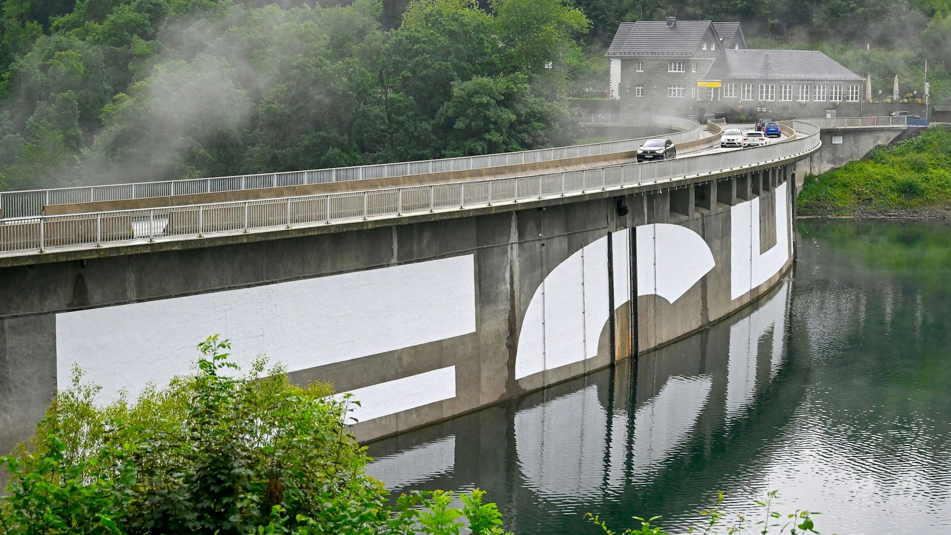 Eine Nahansicht des Schriftzugs.