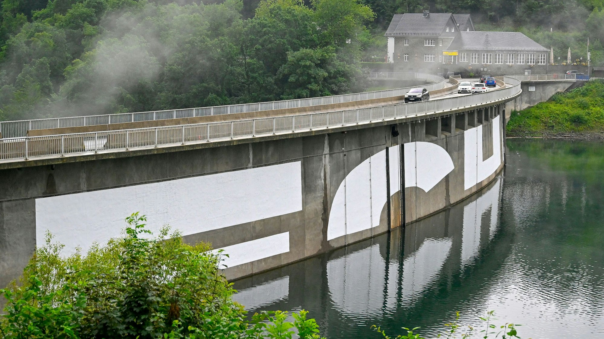 Eine Nahansicht des Schriftzugs.