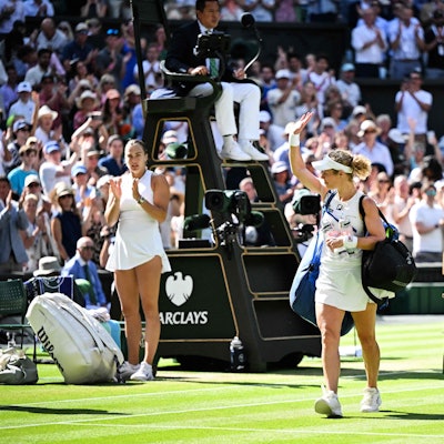 Laura Siegemund verlässt winkend das Feld.