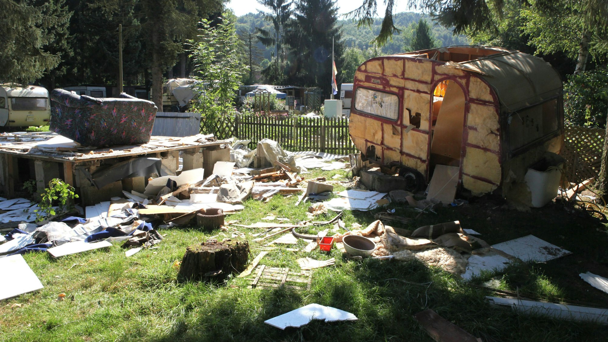 Ein Schandfleck war der Platz in Peisel nach dem Weggang der Camper. 750 Tonnen Müll mussten entsorgt werden.