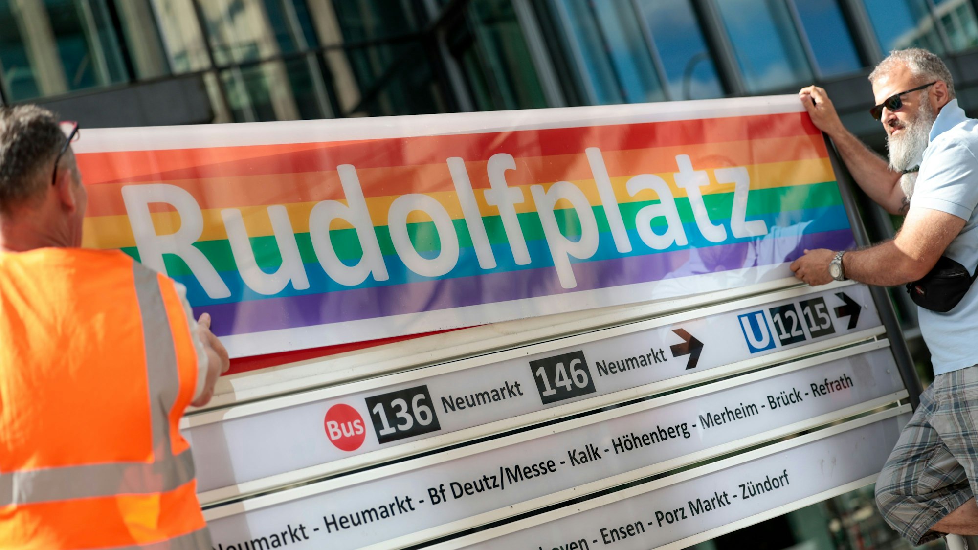 KVB installiert Schilder in Regenbogenfarben zum CSD