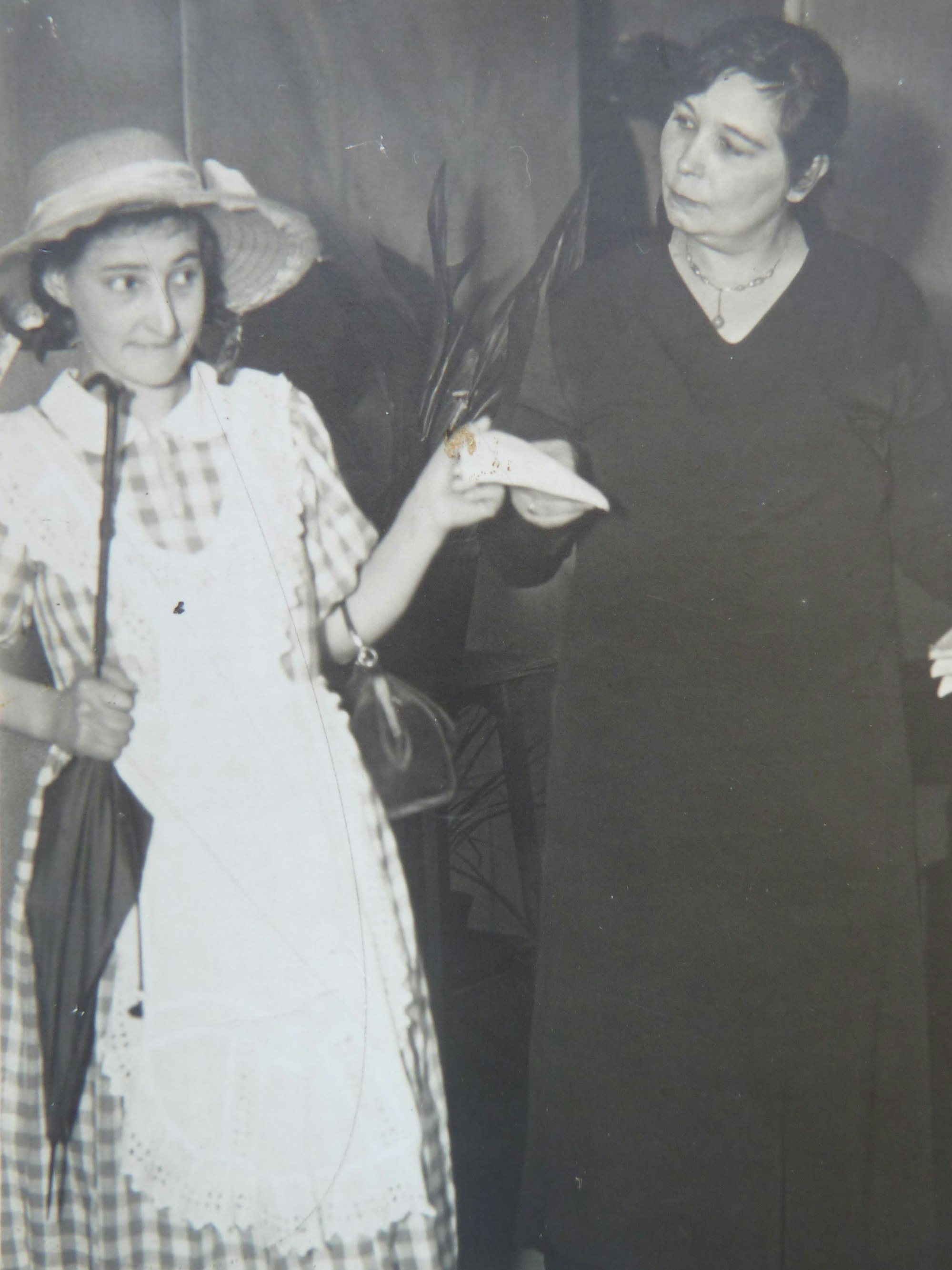 Theaterspiel und Nothilfe: Der 1925 gegründete Frauen- und Mütterverein engagierte sich vielfältig, das Foto zeigt Berta Stommel (links) und Elfriede Höller.
Much 100 Jahre kfd
Klatsch