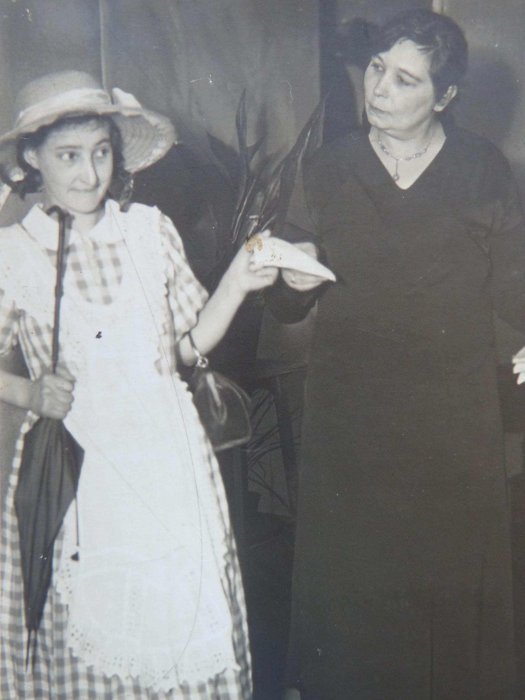 Theaterspiel und Nothilfe: Der 1925 gegründete Frauen- und Mütterverein engagierte sich vielfältig, das Foto zeigt Berta Stommel (links) und Elfriede Höller.
Much 100 Jahre kfd
Klatsch