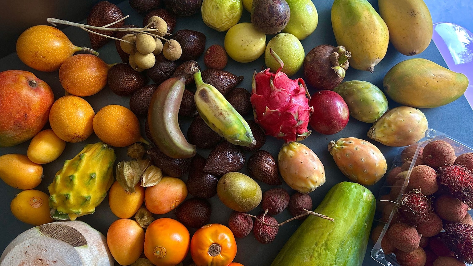 Ein bunter Haufen voll exotischer Früchte.