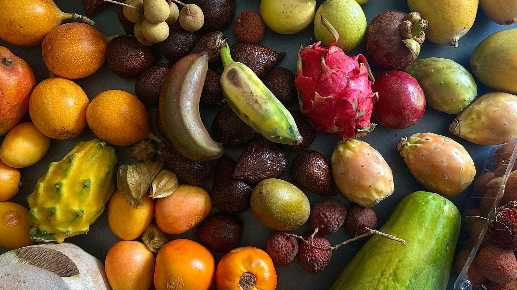 Ein bunter Haufen voll exotischer Früchte.