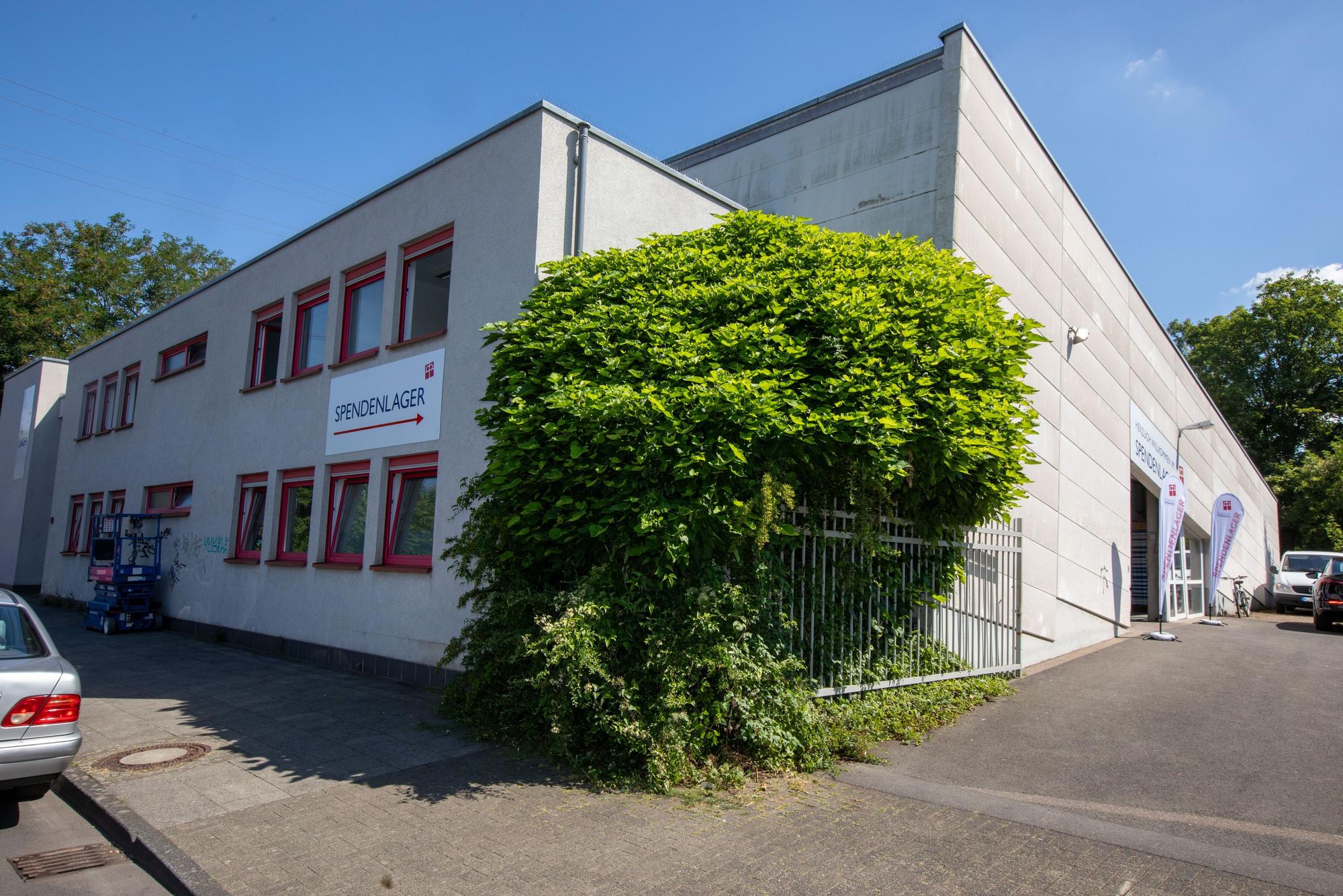 Ein einfaches mehrgeschossiges Flachdach-Gebäude ist zu sehen.