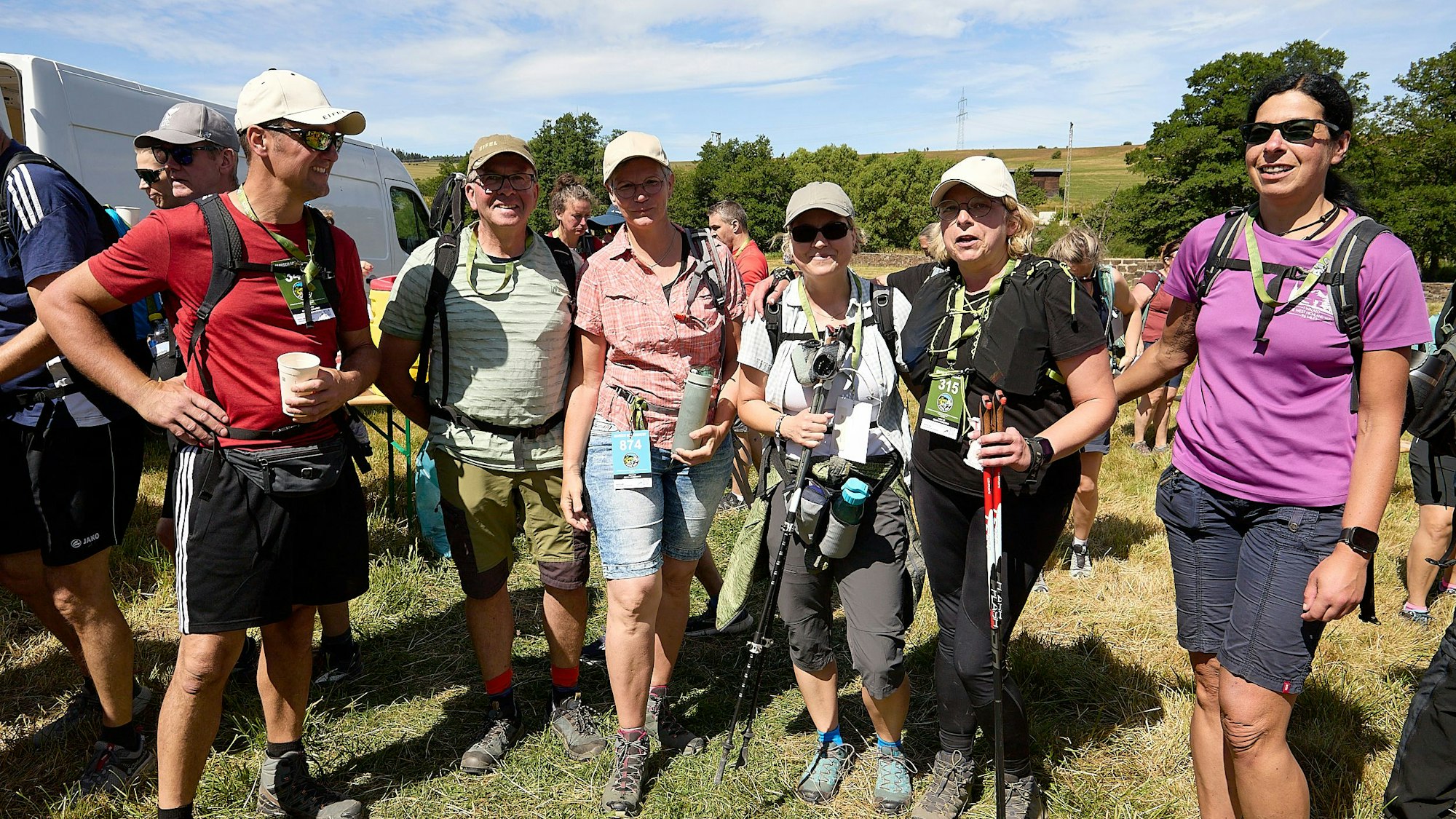 Das Bild zeigt zwei Männer und vier Frauen, die nebeneinanderstehen.