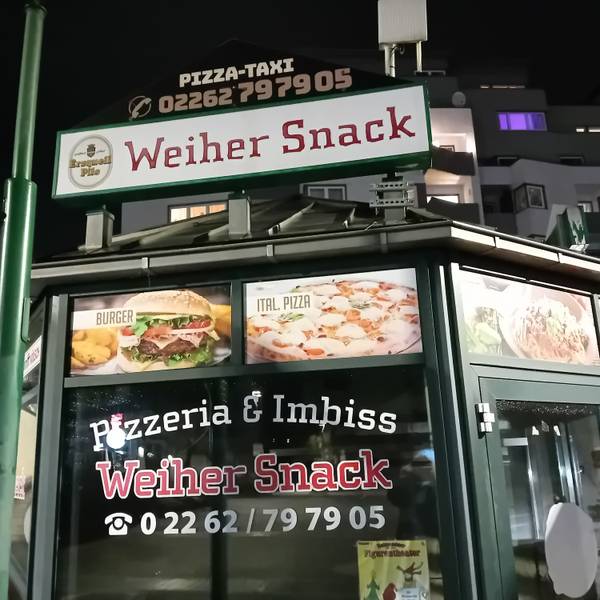 Werbeschilder an der Fassade des Pavillons.