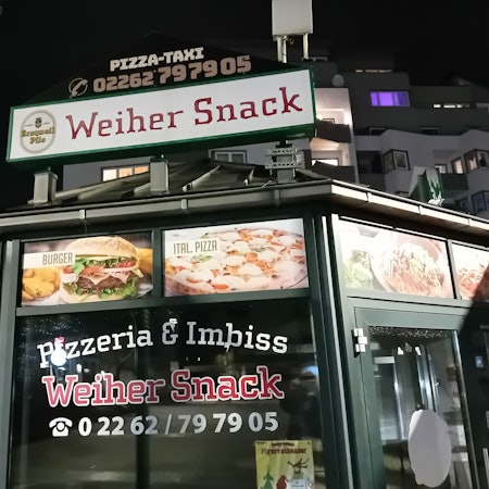 Werbeschilder an der Fassade des Pavillons.