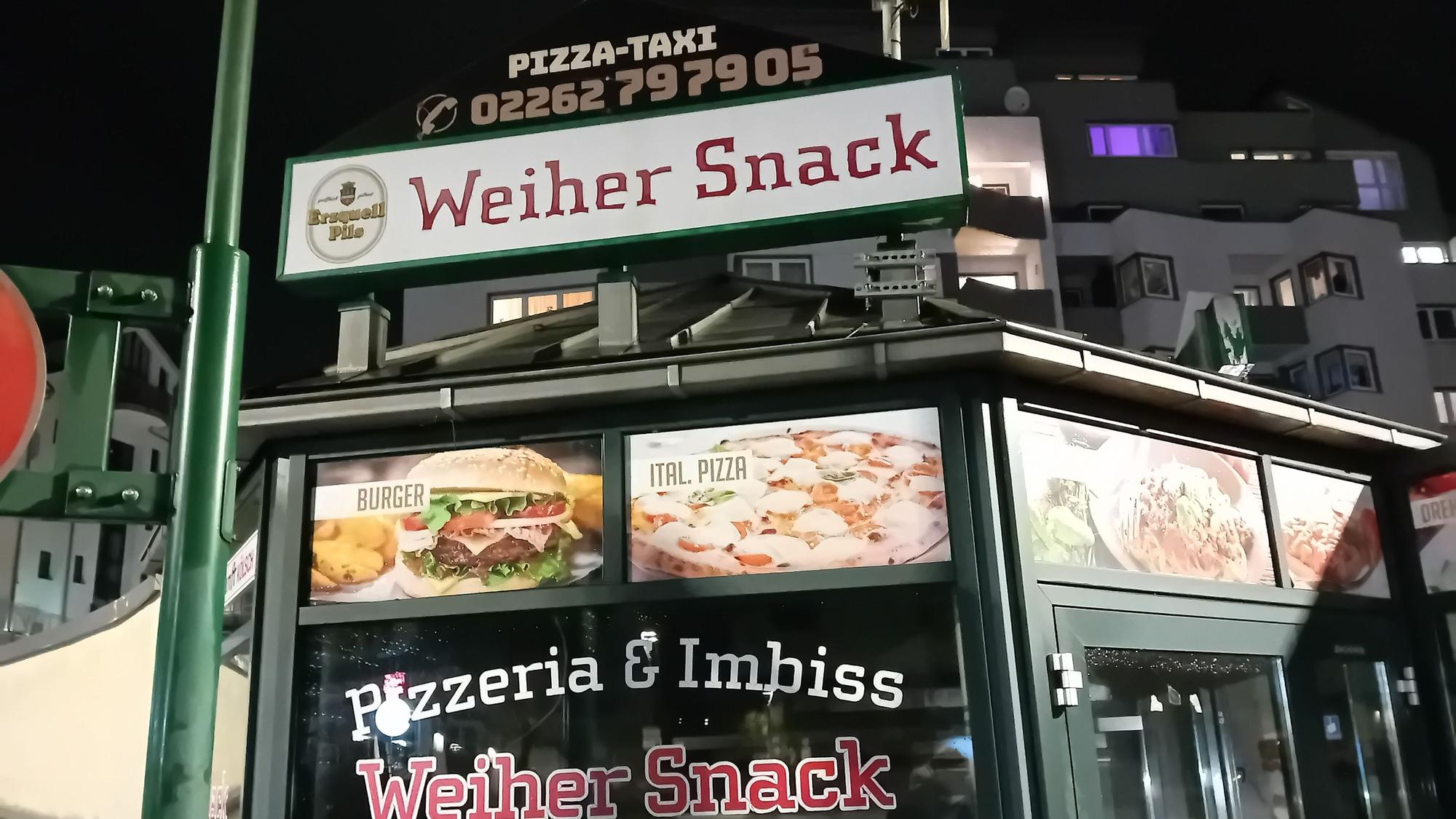Werbeschilder an der Fassade des Pavillons.
