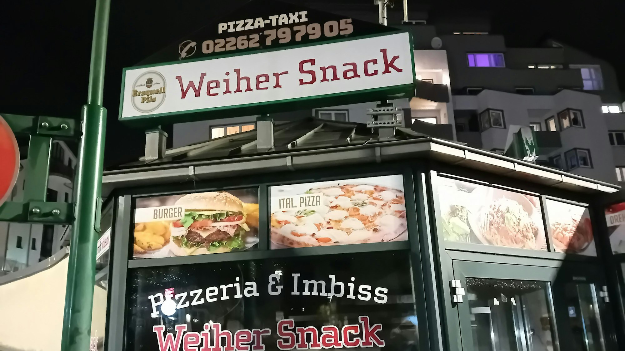 Werbeschilder an der Fassade des Pavillons.