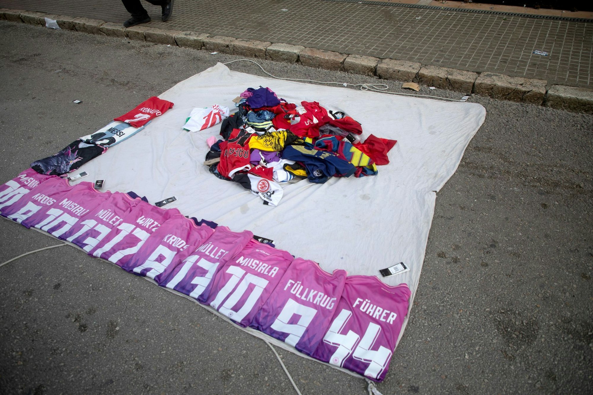 Gefälschte Trikots der deutschen Nationalmannschaft - unter anderem eines mit Nazisymbol und dem Schriftzug «Führer» - bei einem Straßenhändler in Mallorca (Symbolbilld)