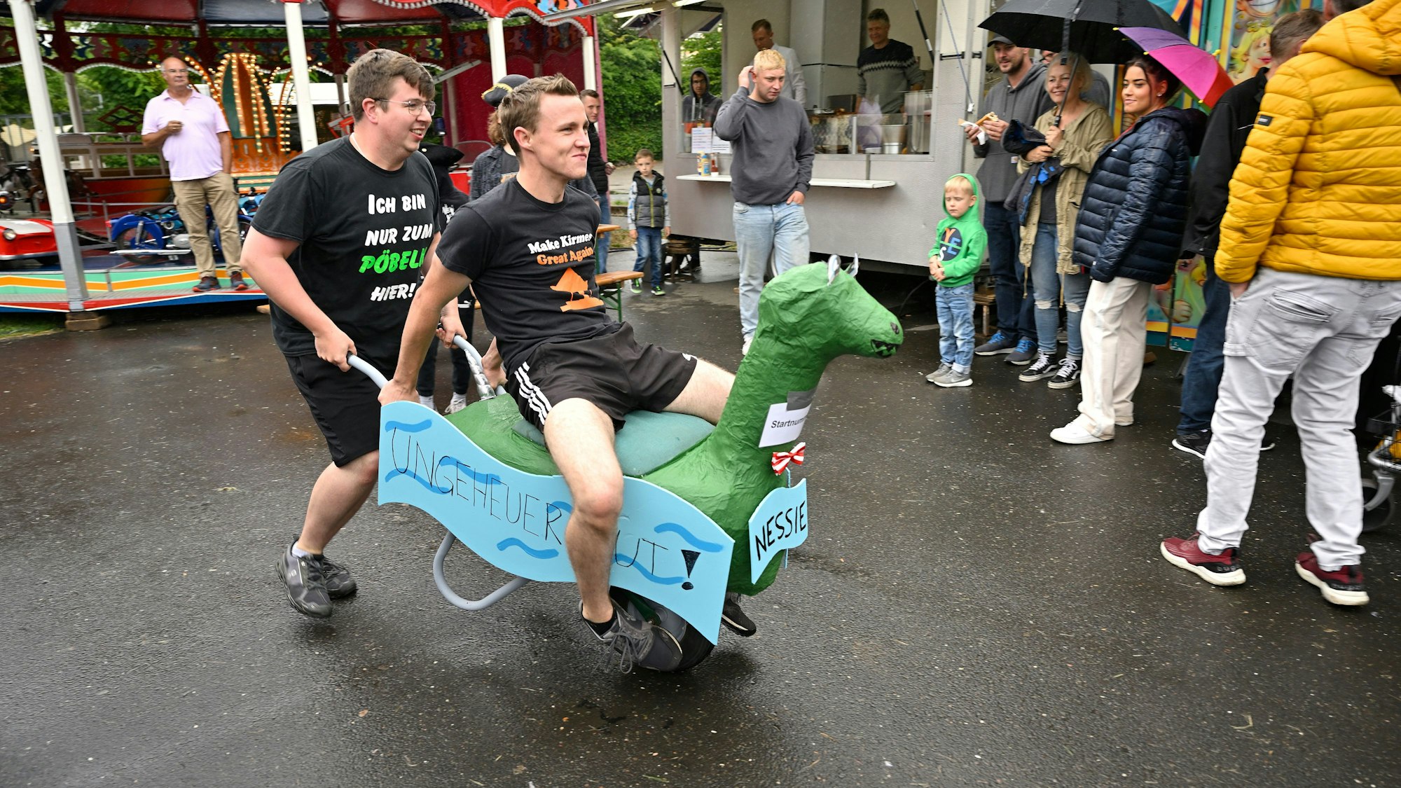 Das Foto zeigt eine Schürreskarre mit Piloten