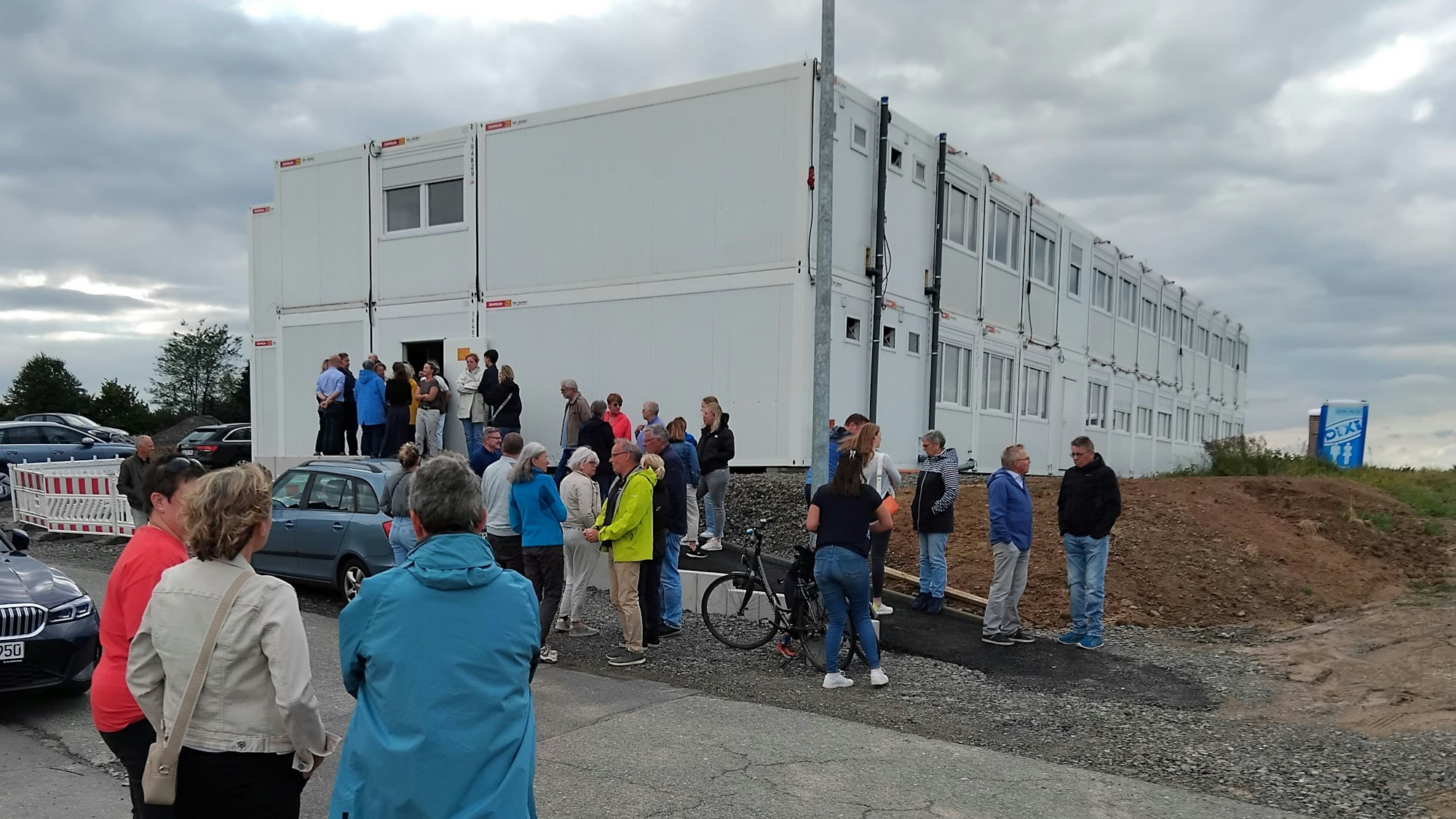 Zahlreiche Bürger nahmen das Angebot der Gemeinde an, die Container-Unterkunft zu besichtigen.