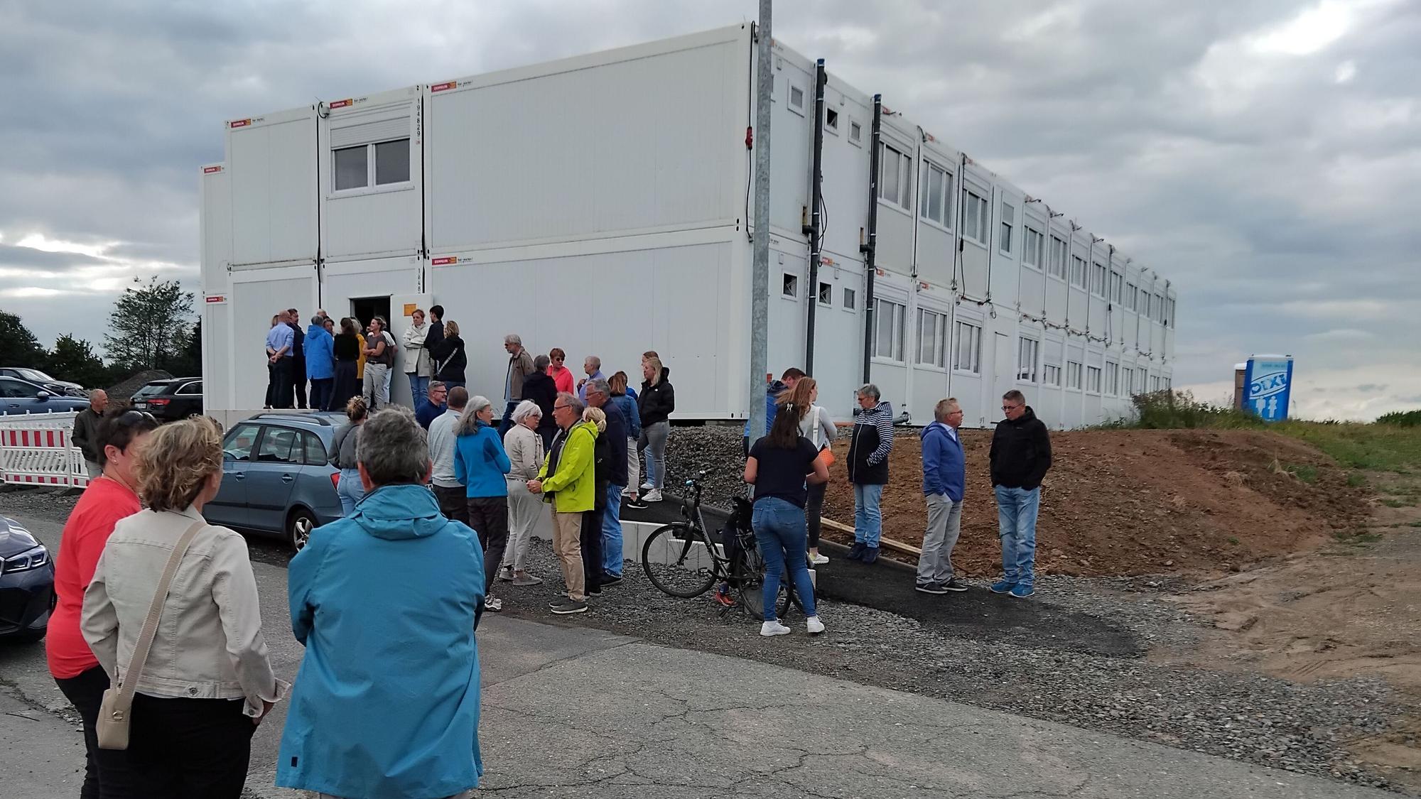 Zahlreiche Bürger nahmen das Angebot der Gemeinde an, die Container-Unterkunft zu besichtigen.
Neunkirchen-Seelscheid Hochhausen Geflüchtete