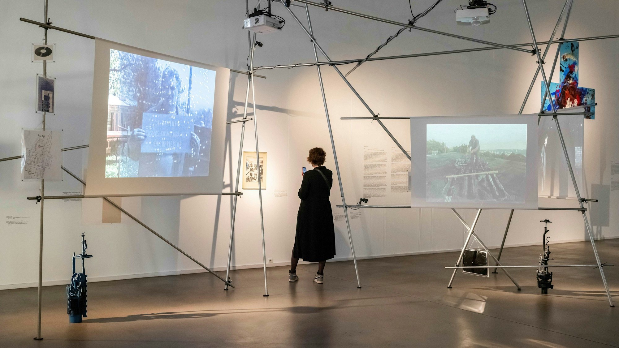 Eine begehbare Installation im Kunstmuseum Bochum vereint Werke von Maya Deren und Stano Filko. (Archivbild)
