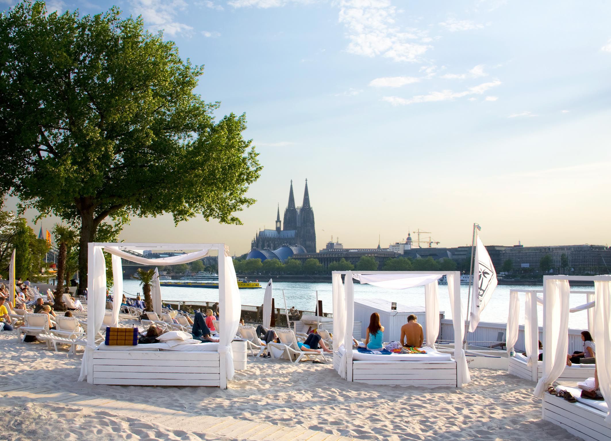 Strandbetten im Strandclub auf der Schäl Sick mit Blick auf den Dom.