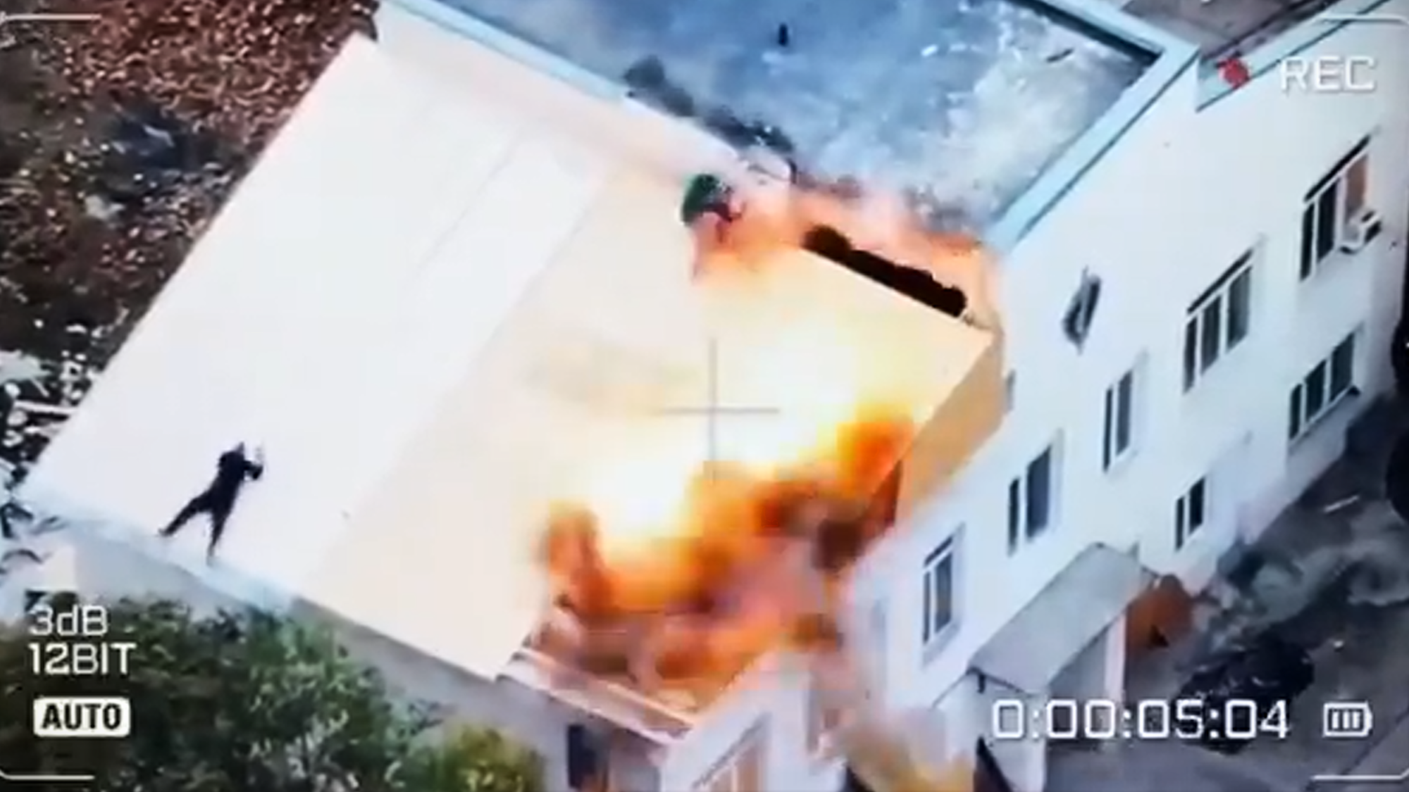 Ein Screenshot aus einem russischen Telegram-Video zeigt einen Drohnenangriff auf Bauarbeiter in Cherson. (Archivbild)
