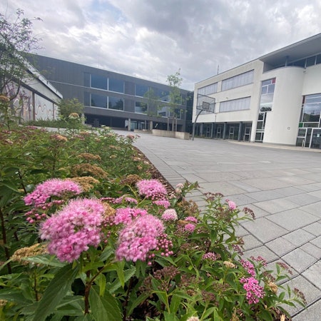 Zu sehen sind die Gebäude der Erich-Kästner-Realschule.