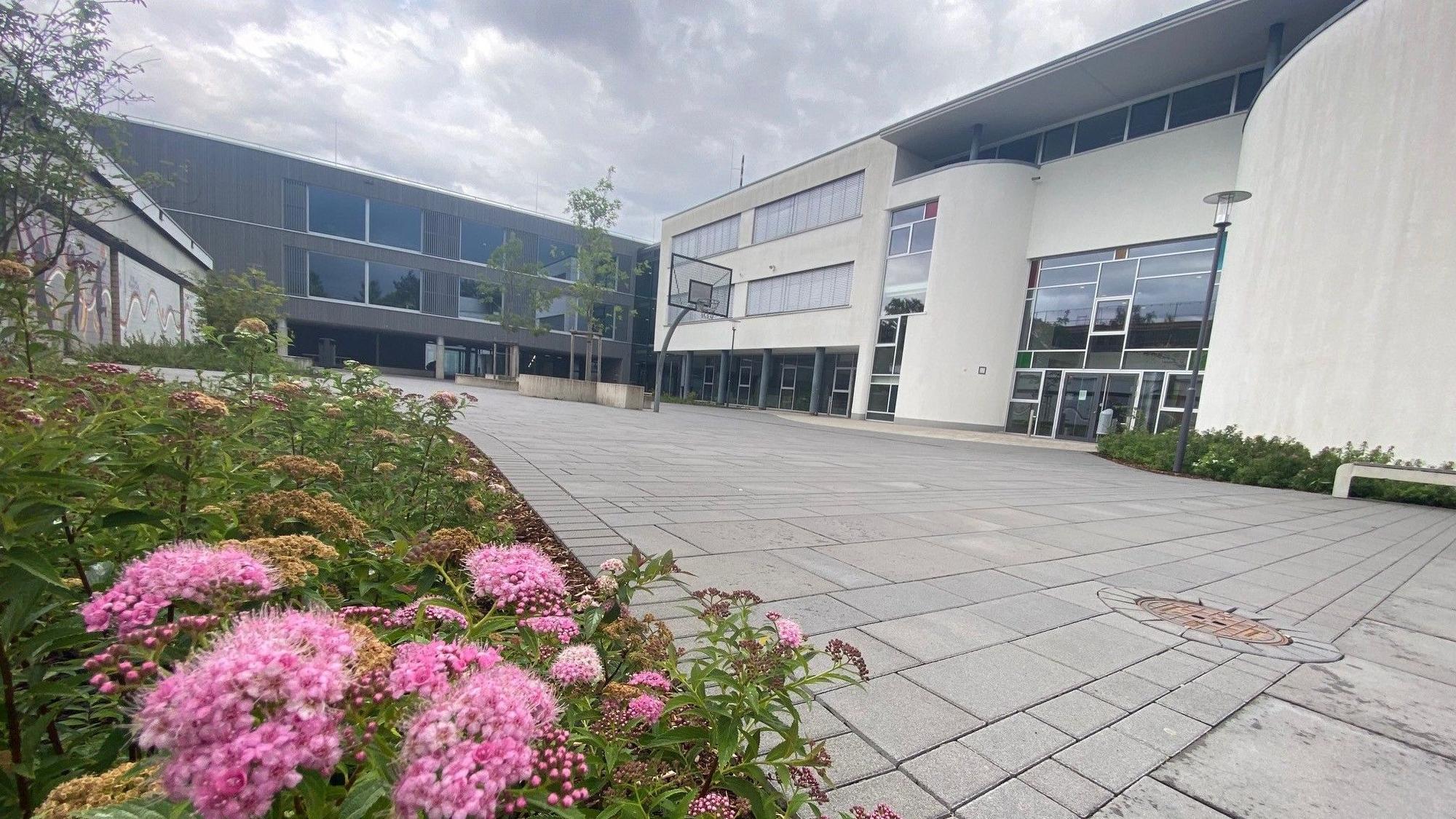 Zu sehen sind die Gebäude der Erich-Kästner-Realschule.