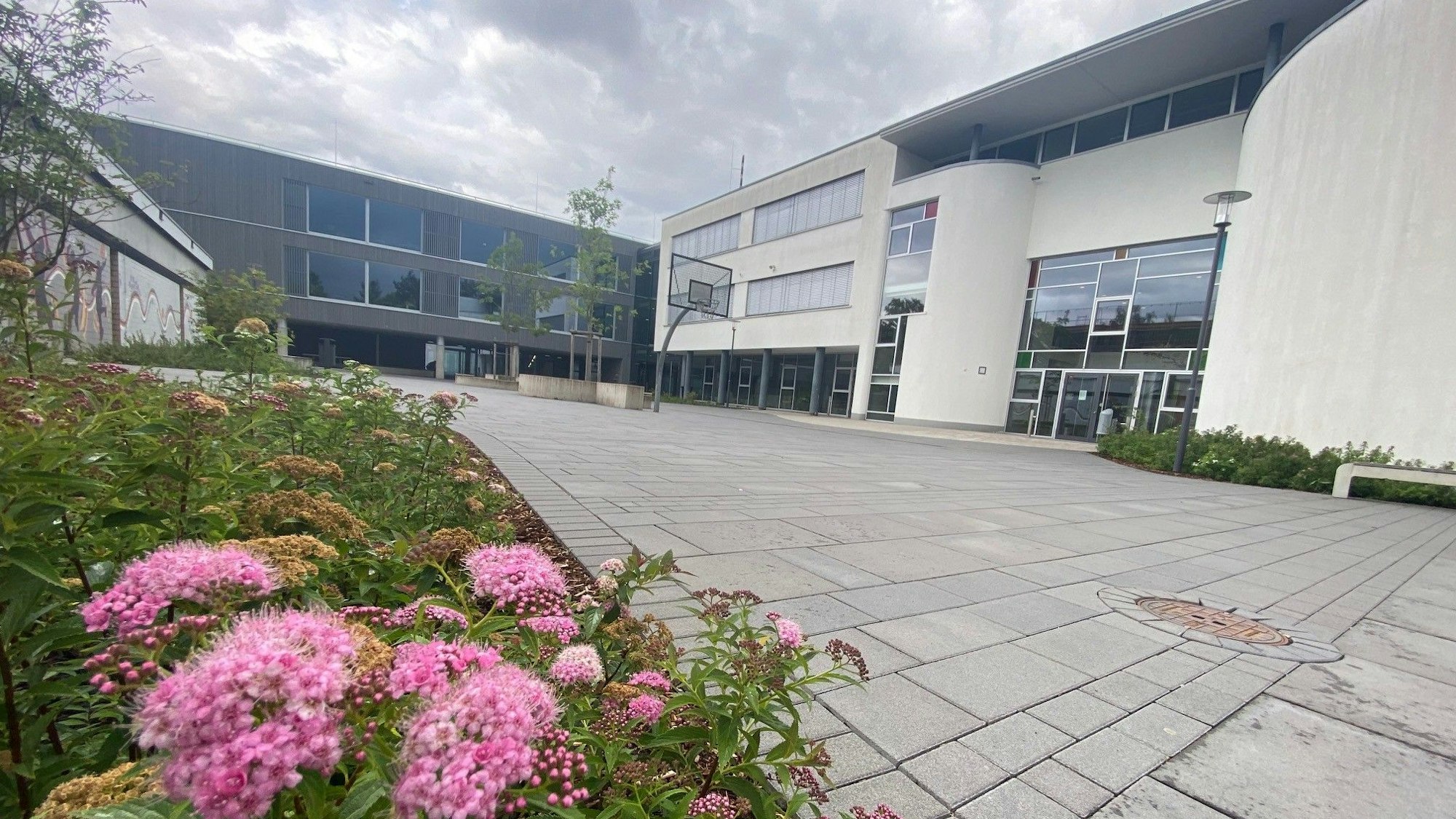 Zu sehen sind die Gebäude der Erich-Kästner-Realschule.