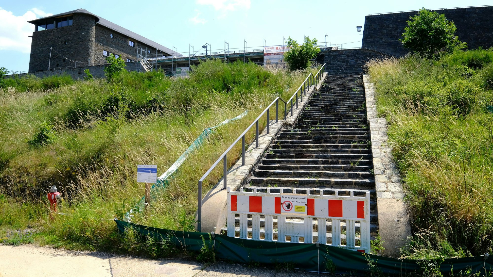Ein Treppenaufgang im Außenbereich der ehemaligen NS-Ordensburg Vogelsang ist mit einer Bake abgesperrt.