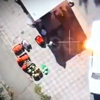 Ein Screenshot aus einem russischen Telegram-Video zeigt einen Drohnenangriff auf Bauarbeiter in Cherson. (Archivbild)