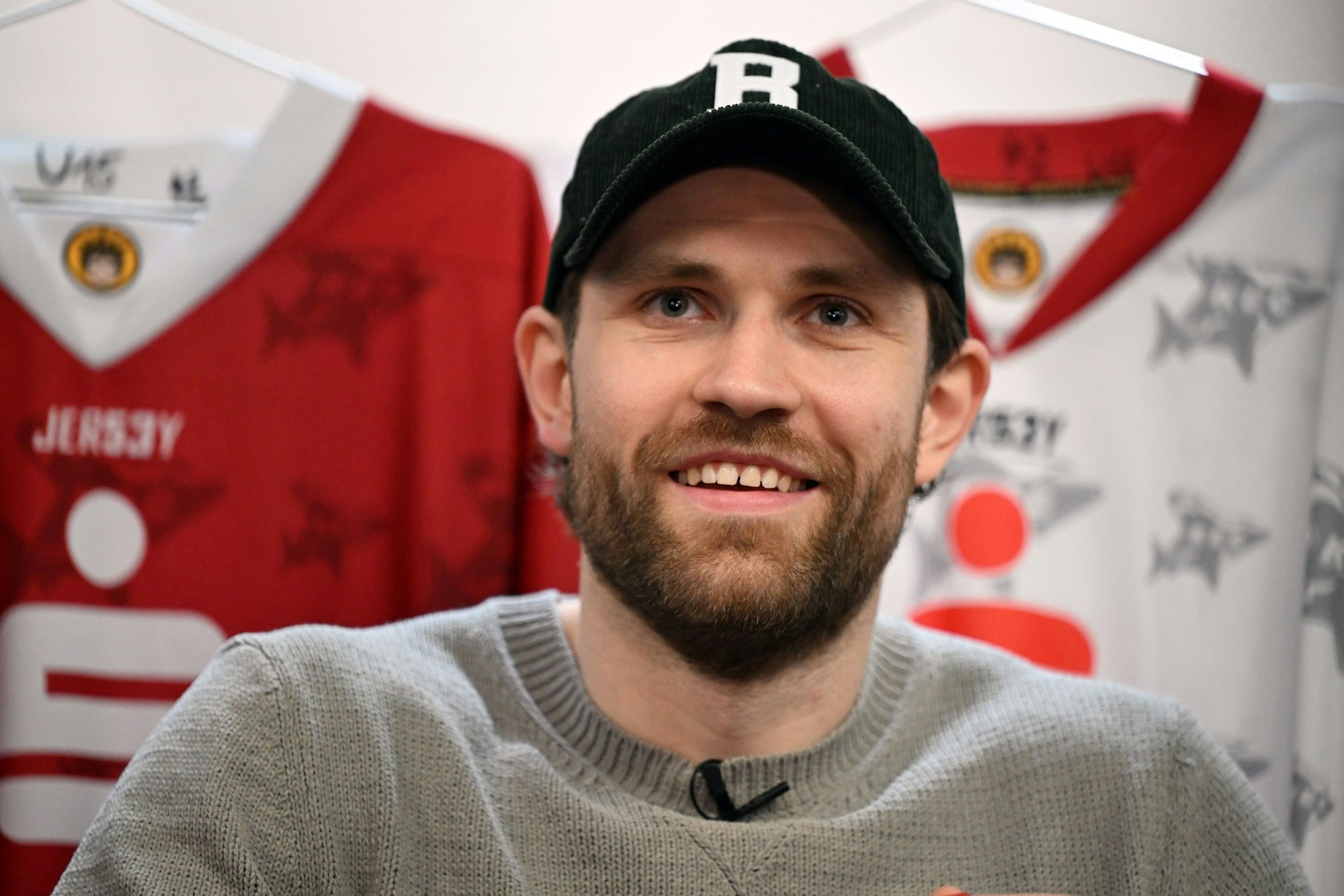 Köln: Leon Draisaitl, Spieler der Edmonton Oilers in der US-amerikanischen National Hockey League, sitzt in der Kabine der Kölner Haie und beantwortet Fragen von Journalisten.