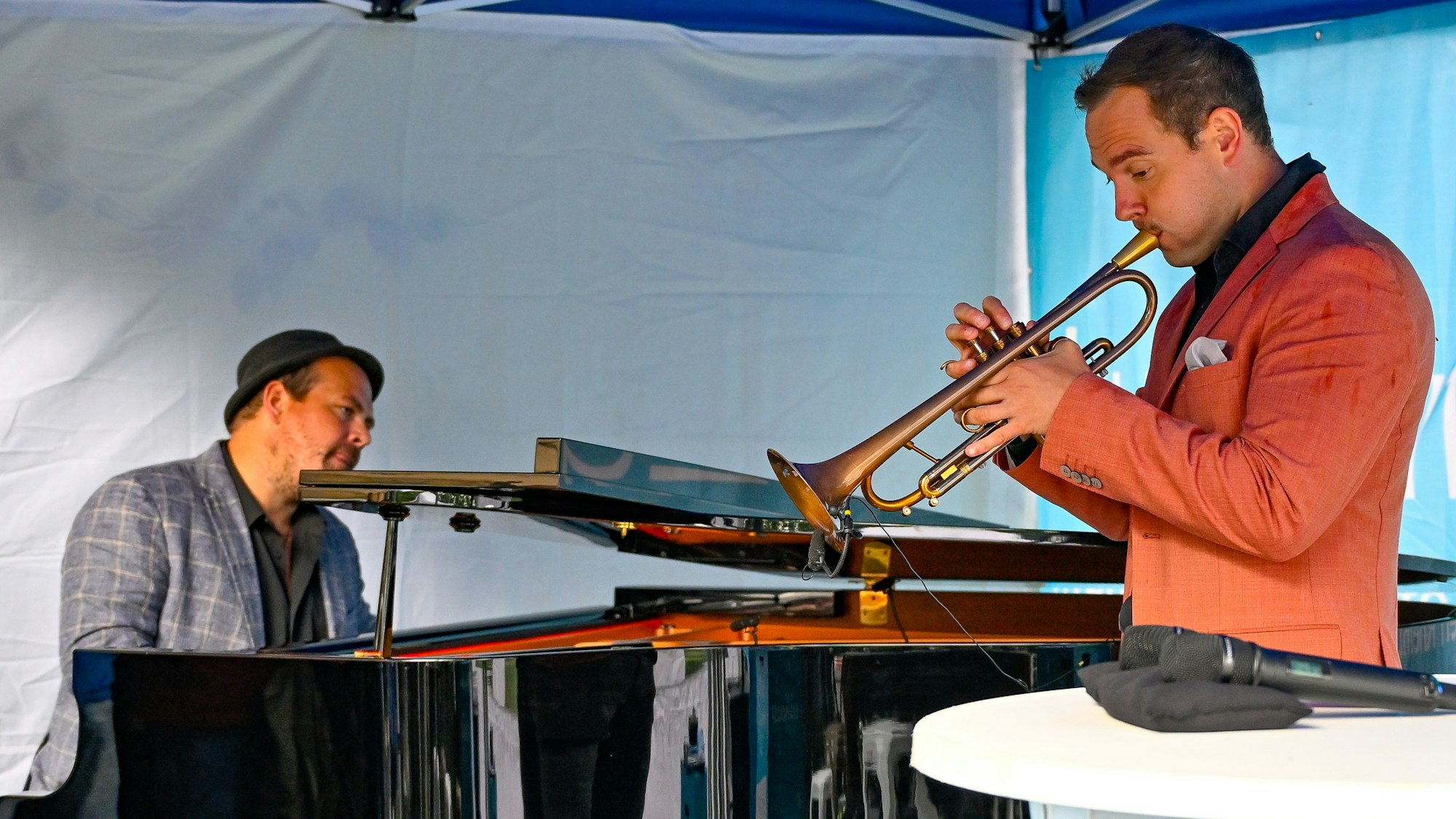 Roman und Julian Wasserfuhr an ihren Instrumenten.