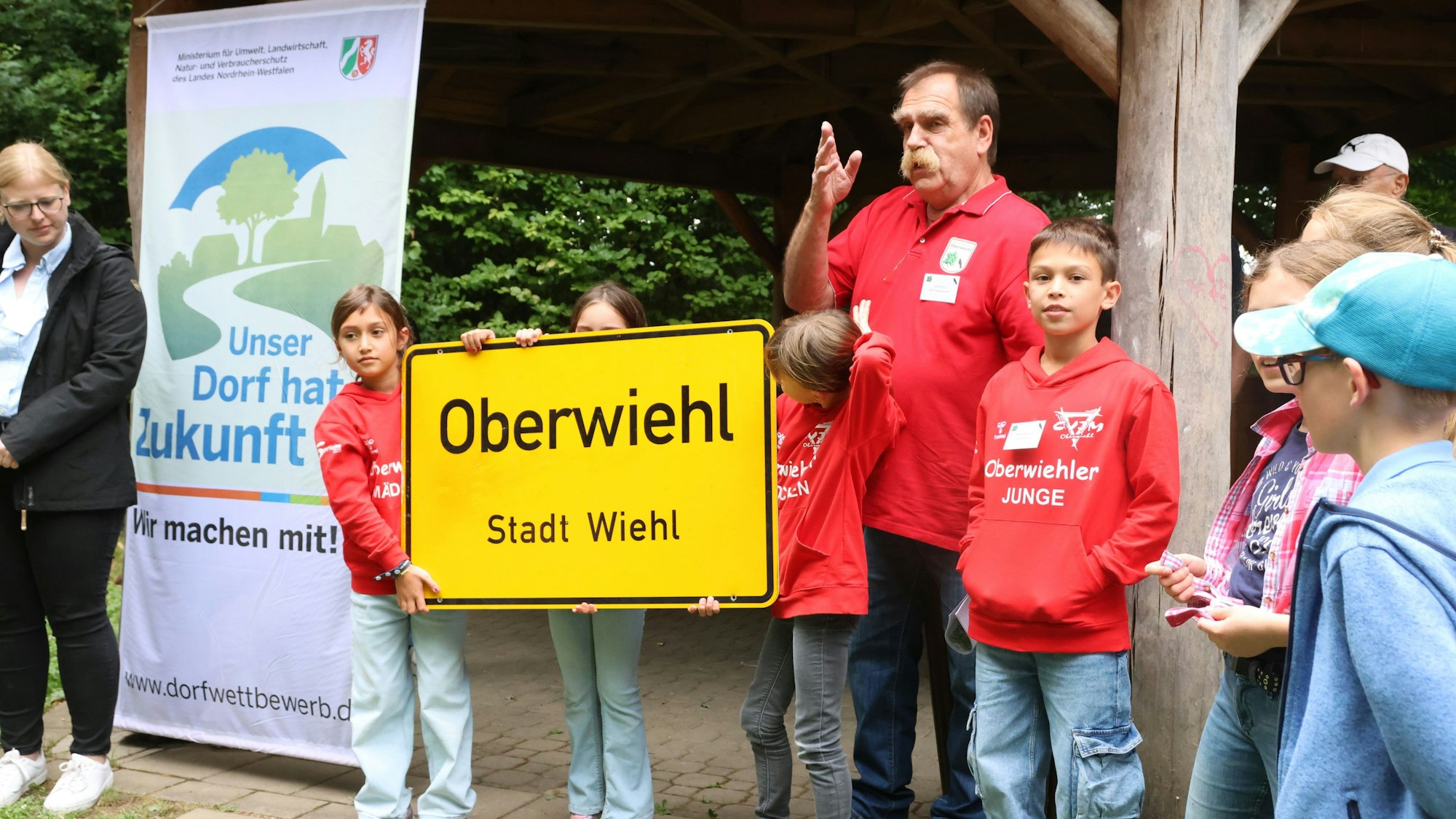 Das Foto zeigt Oberwiehler, die den Ort der Kommission präsentieren