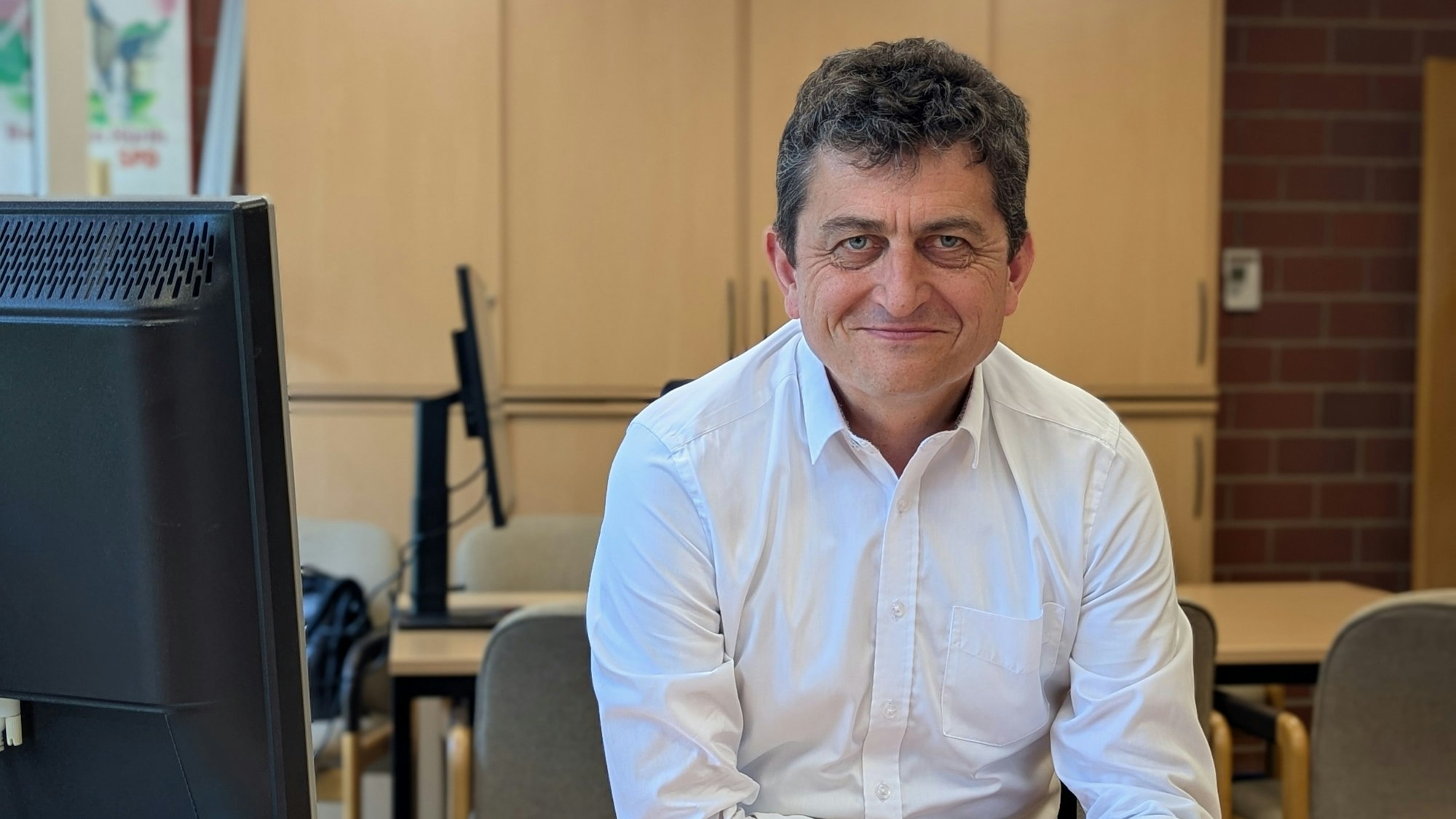 Das Foto zeigt den Kandidaten an seinem Schreibtisch im Fraktionsbüro im Rathaus.