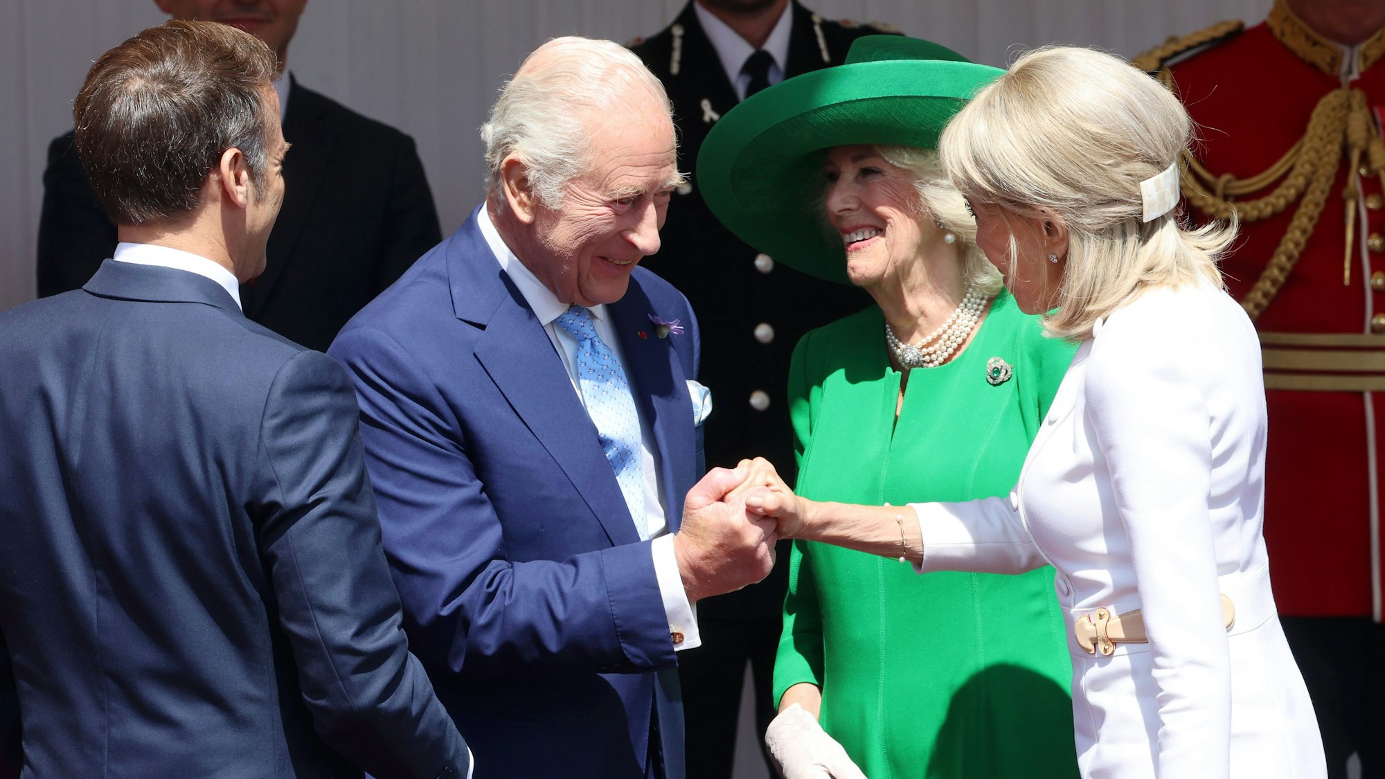 König Charles III. (2.v.l-r) und Königin Camilla empfangen den französischen Präsidenten Emmanuel Macron (l) und seine Frau Brigitte Macron in der Datchet Road in Windsor, am ersten Tag des Staatsbesuchs des französischen Präsidenten.