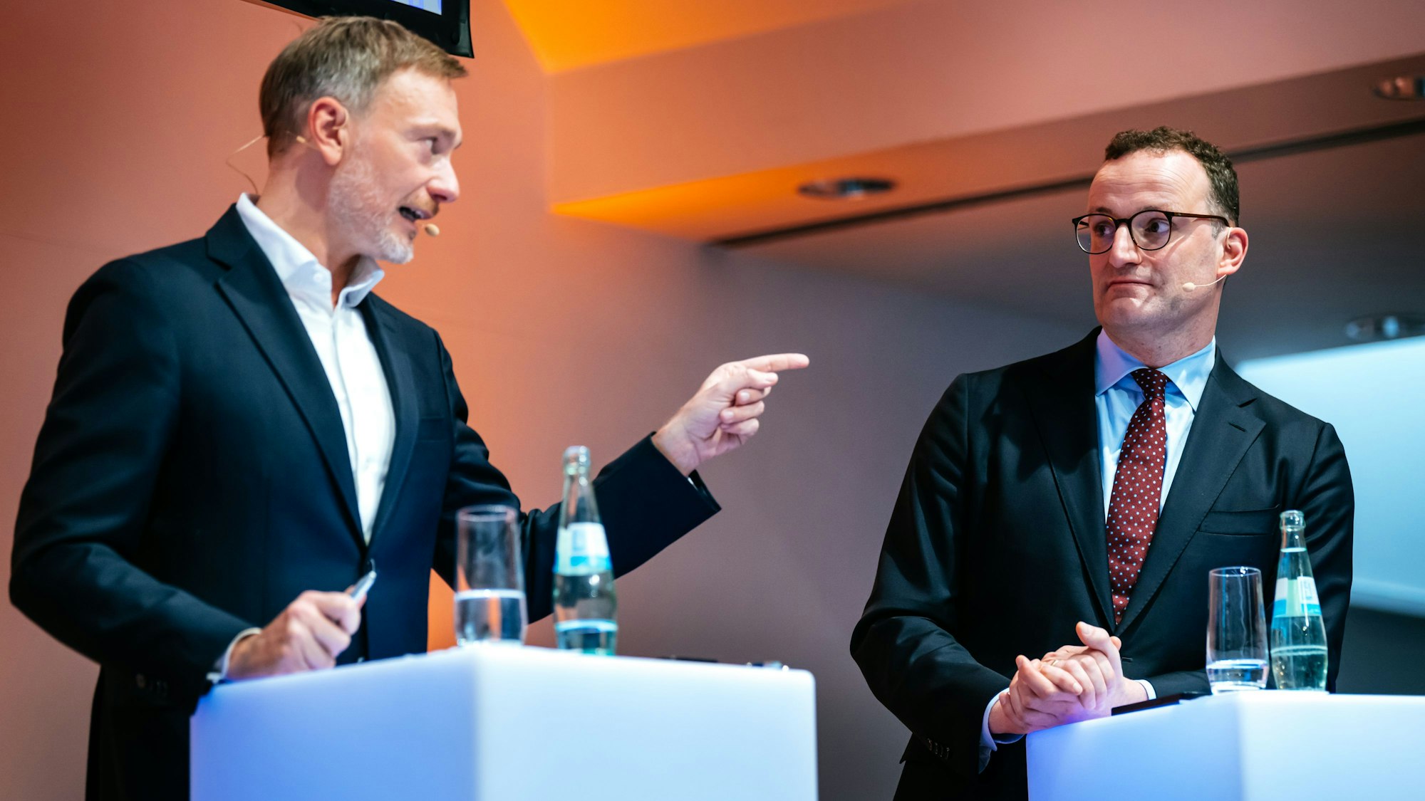 Streitdebatten vor Podiumsdiskussion gab es in Köln zuletzt häufig. Hier debattierten Christian Lindnder (FDP) und Jens Spahn (CDU) beim Wahl-Forum der IHK Köln vor der Bundestagswahl.