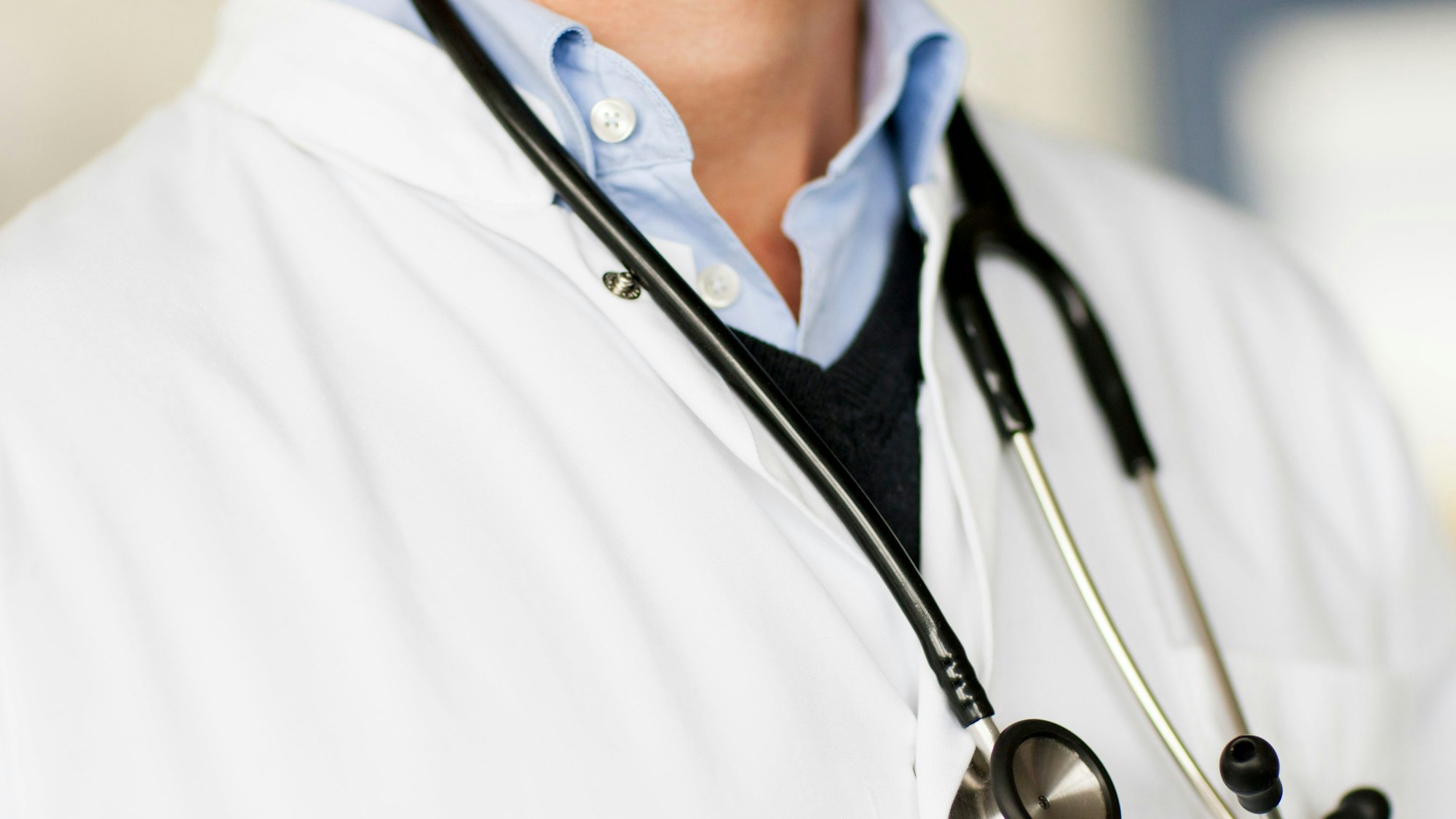 Ein Arzt trägt ein Stethoskop um den Hals. (Symbolbild)