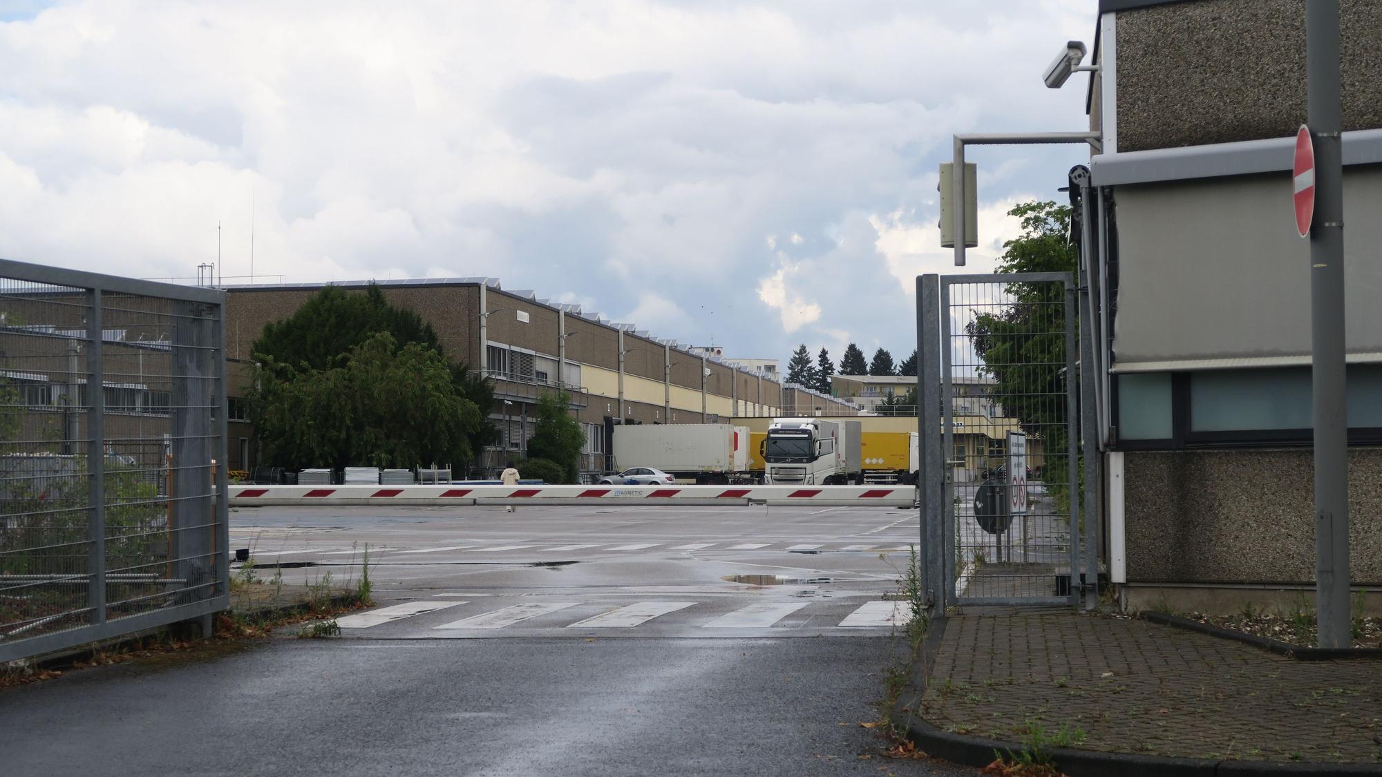 Blick auf die Einfahrt „Coty-Gelände“, das umbenannt werden soll.