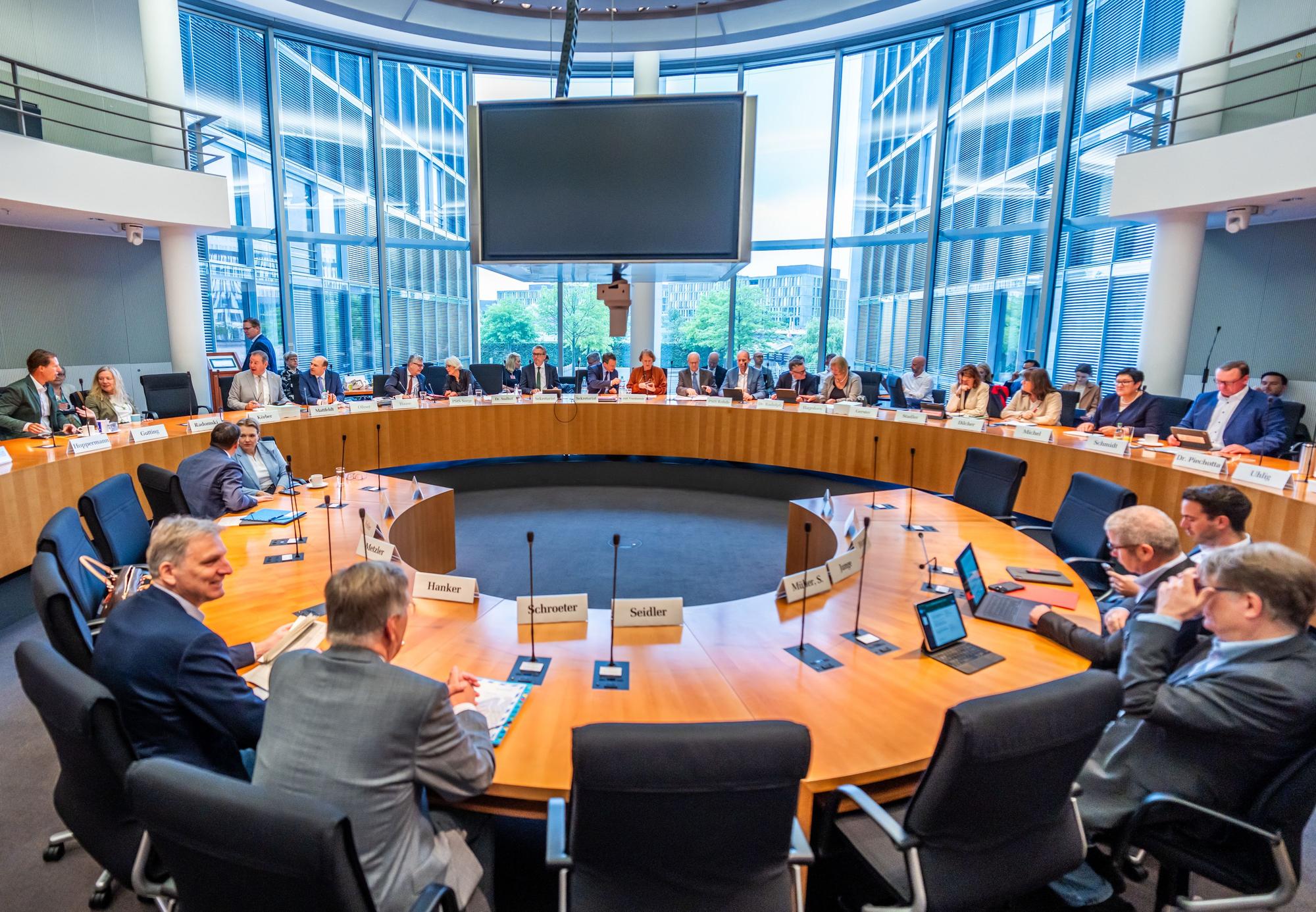 er Haushaltsausschuss im Bundestag tagt mit Margaretha Sudhof, Sonderermittlerin zu Corona-Maskenbeschaffungen.