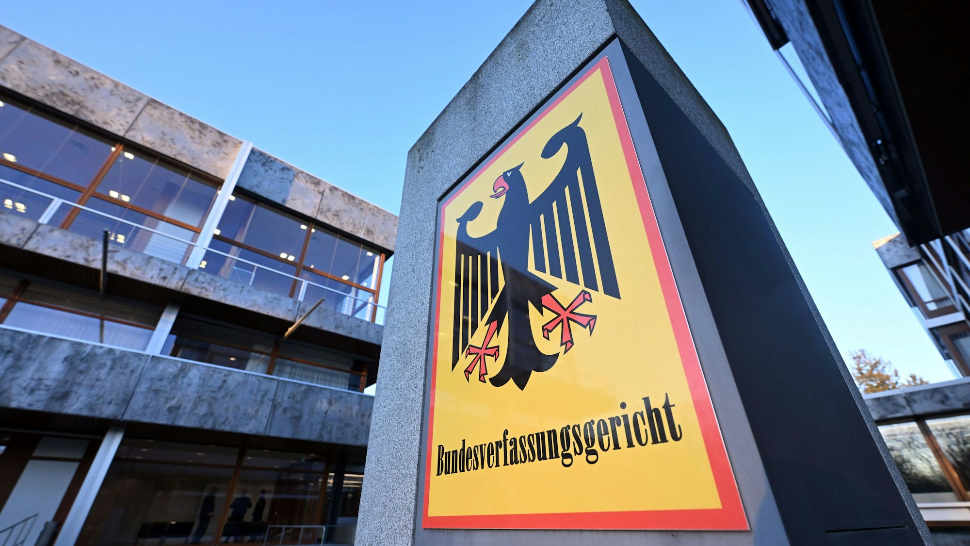 Ein Hinweisschild mit Bundesadler und dem Schriftzug "Bundesverfassungsgericht".
