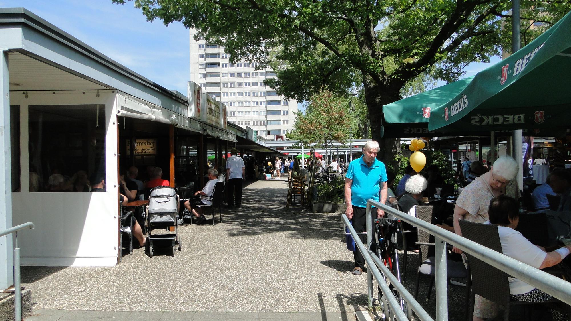 Supermärkte, Apotheken und Restaurants wie der „Fürstenhof“: Der Haselnusshof ist immer noch Treffpunkt für die Heimersdorfer.