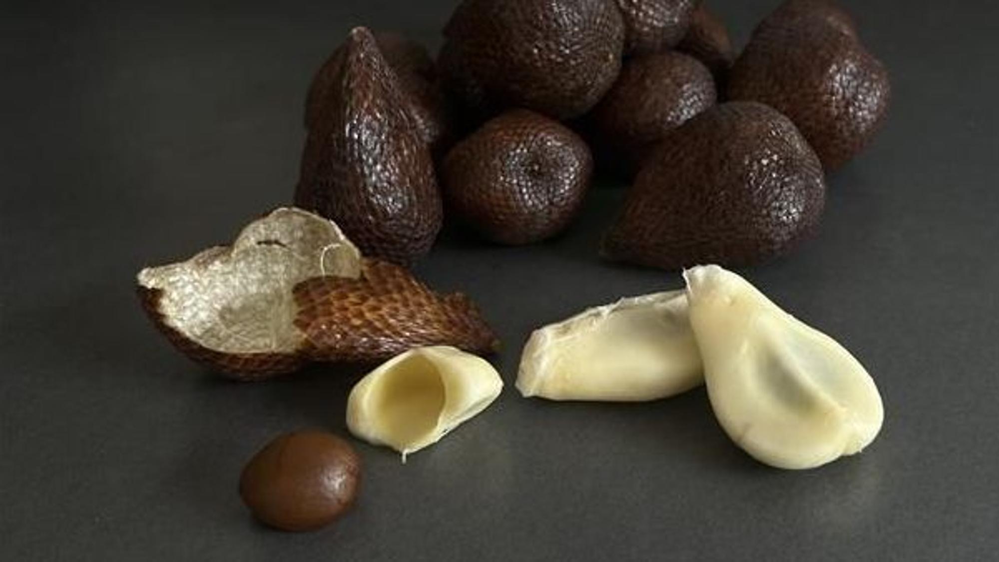 Geschlossene und geöffnete Früchte. Die Schale der Frucht sieht aus wie die Haut einer Schlange.