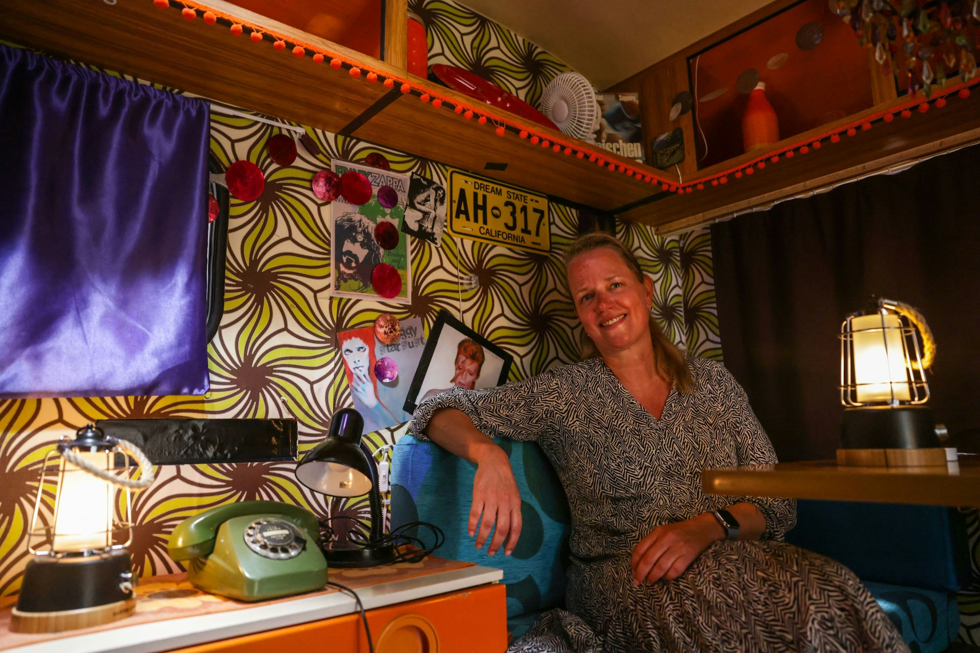 Verena aus Hannover sitzt im Basecamp in einem Wohnwagen im Stil der 70 er Jahre.