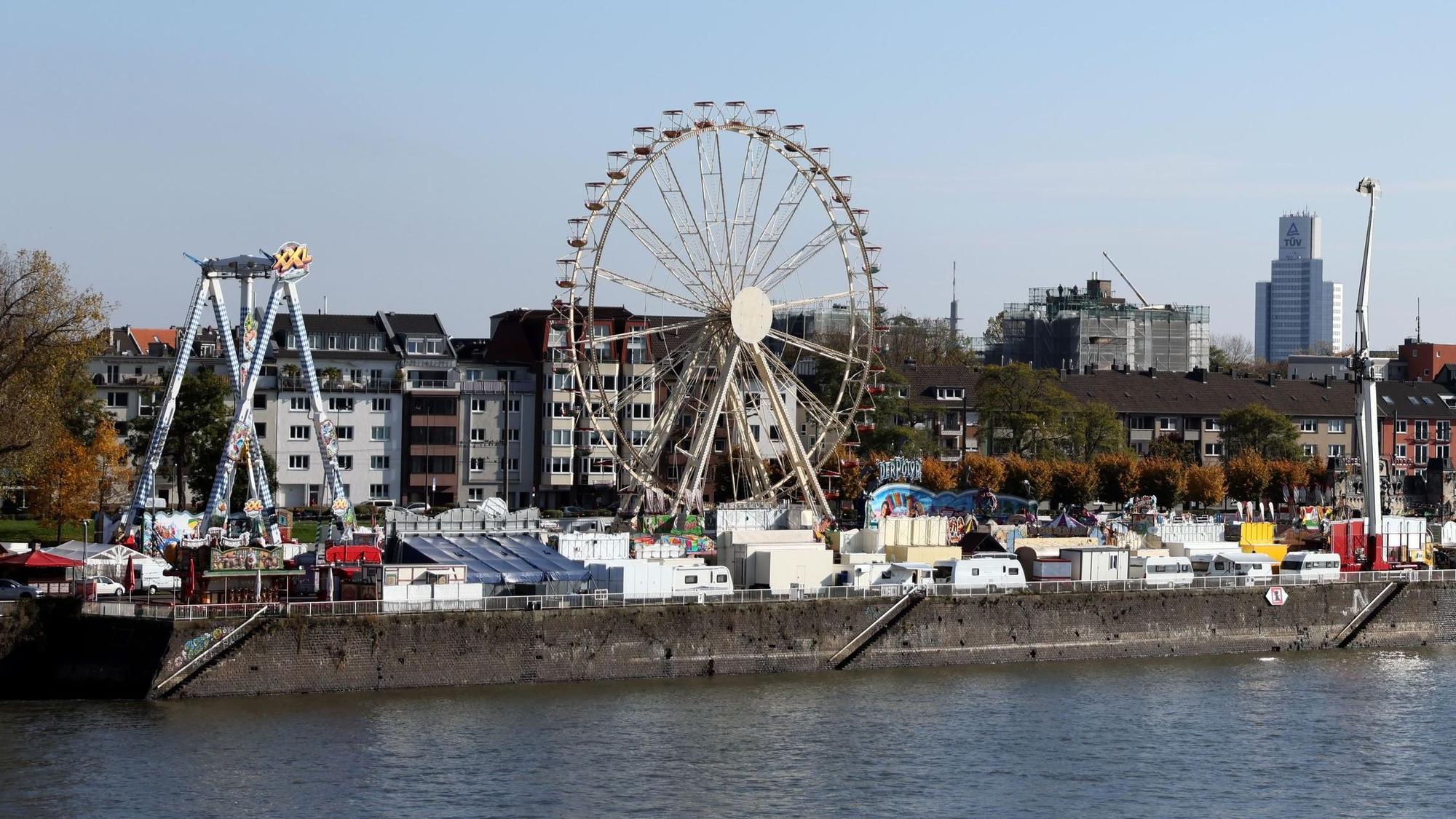 Die Kirmes auf der Deutzer Werft in Köln.