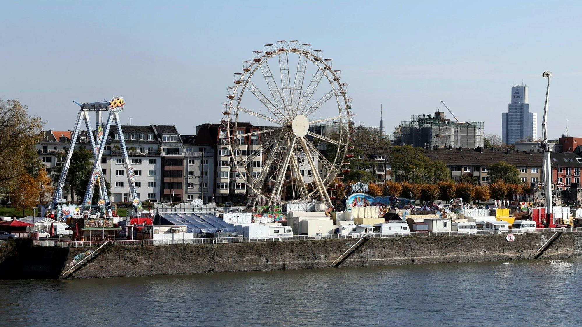 Die Kirmes auf der Deutzer Werft in Köln.