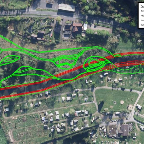 Rot ist der derzeitige Uferverlauf der Agger zwischen dem früheren und dem weiter bestehenden Campingplatz markiert, grün das künftige Flussbett.