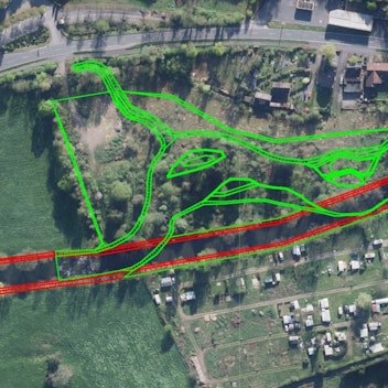 Rot ist der derzeitige Uferverlauf der Agger zwischen dem früheren und dem weiter bestehenden Campingplatz markiert, grün das künftige Flussbett.