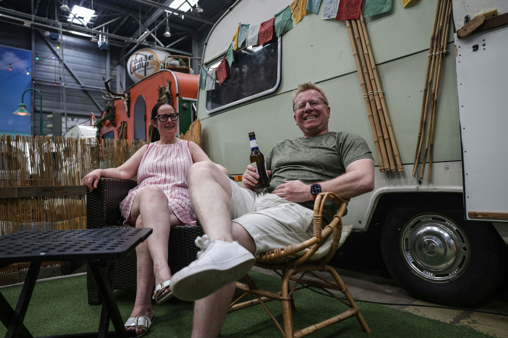 Simon Wombwell (r) und Anne Taylor (l) aus der Nähe von Bristol sitzen im Basecamp in einem Wohnwagen.